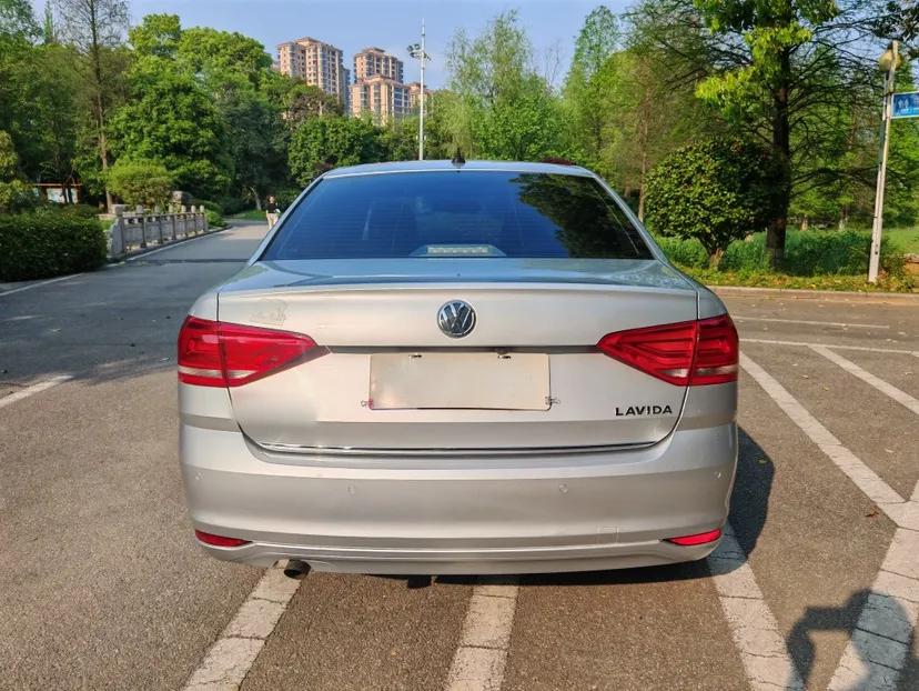 Volkswagen Lavida 2015 1.6L Automatic Comfort Edition — миниатюра 6