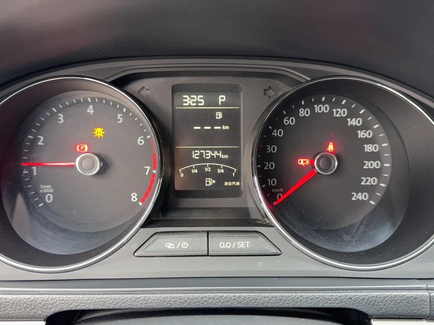 Volkswagen Lavida 2015 1.6L Automatic Comfort Edition — миниатюра 10
