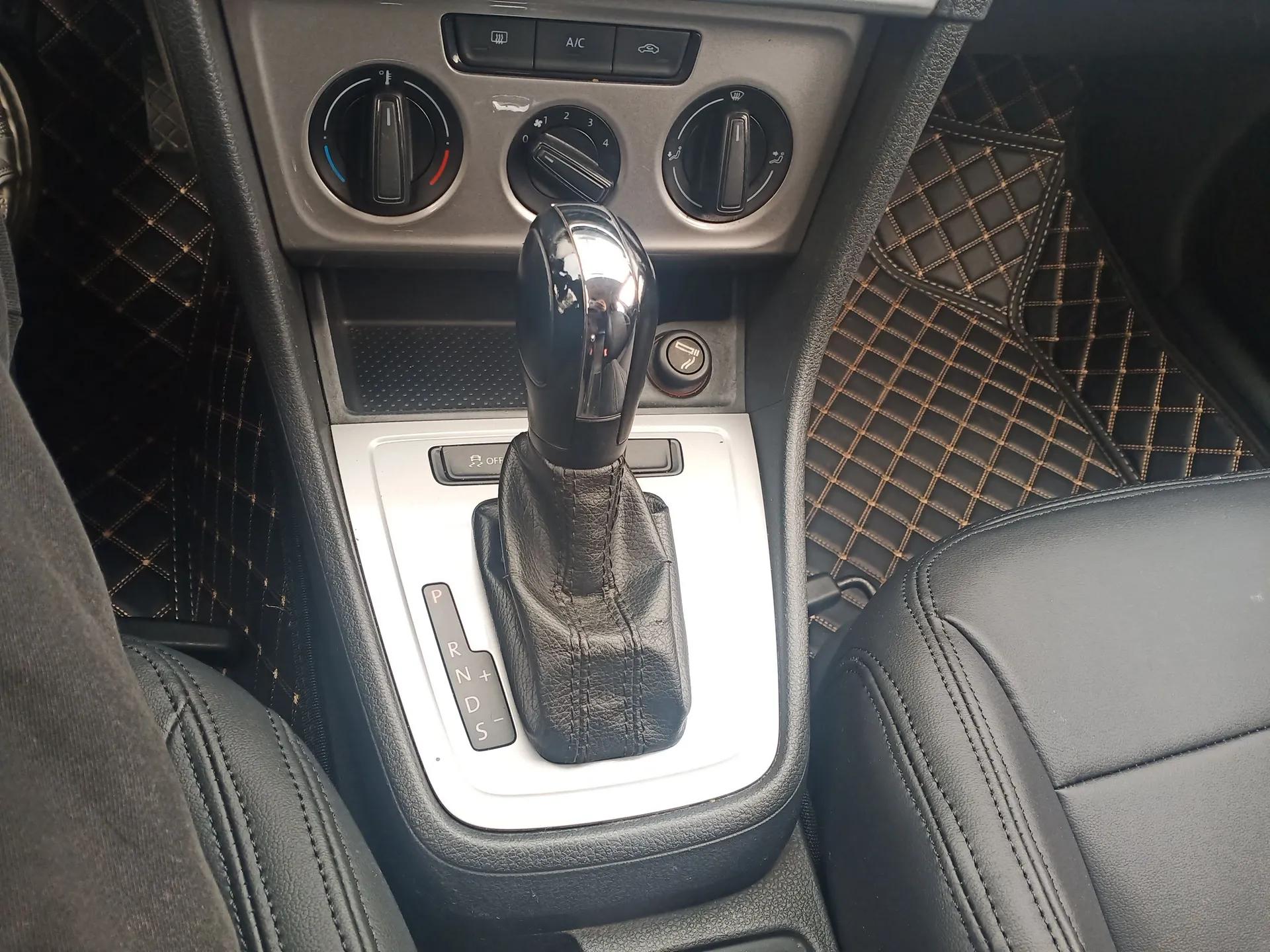 Volkswagen Lavida 2015 1.6L Automatic Fashion Edition — миниатюра 17