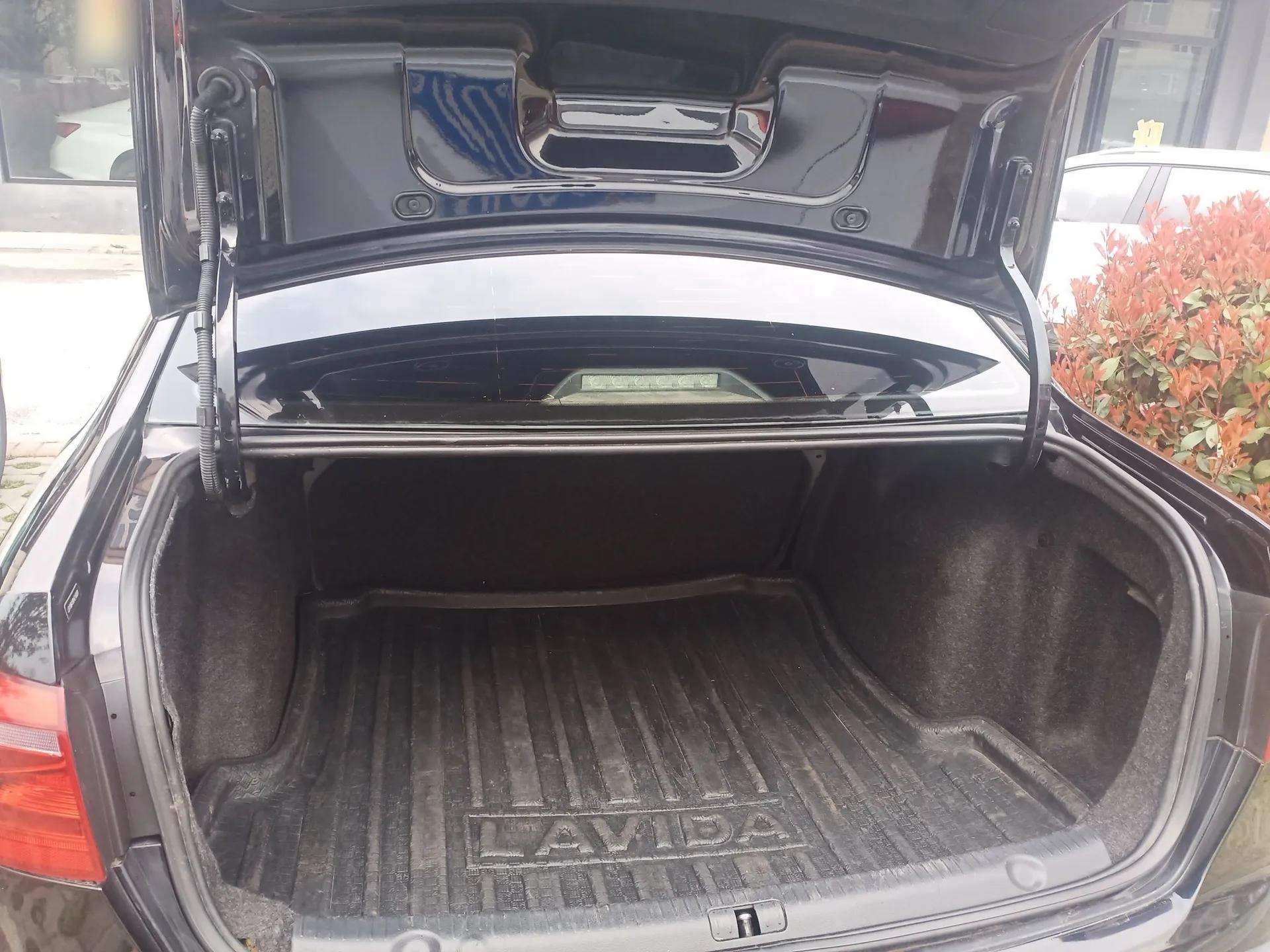 Volkswagen Lavida 2015 1.6L Automatic Fashion Edition — миниатюра 22