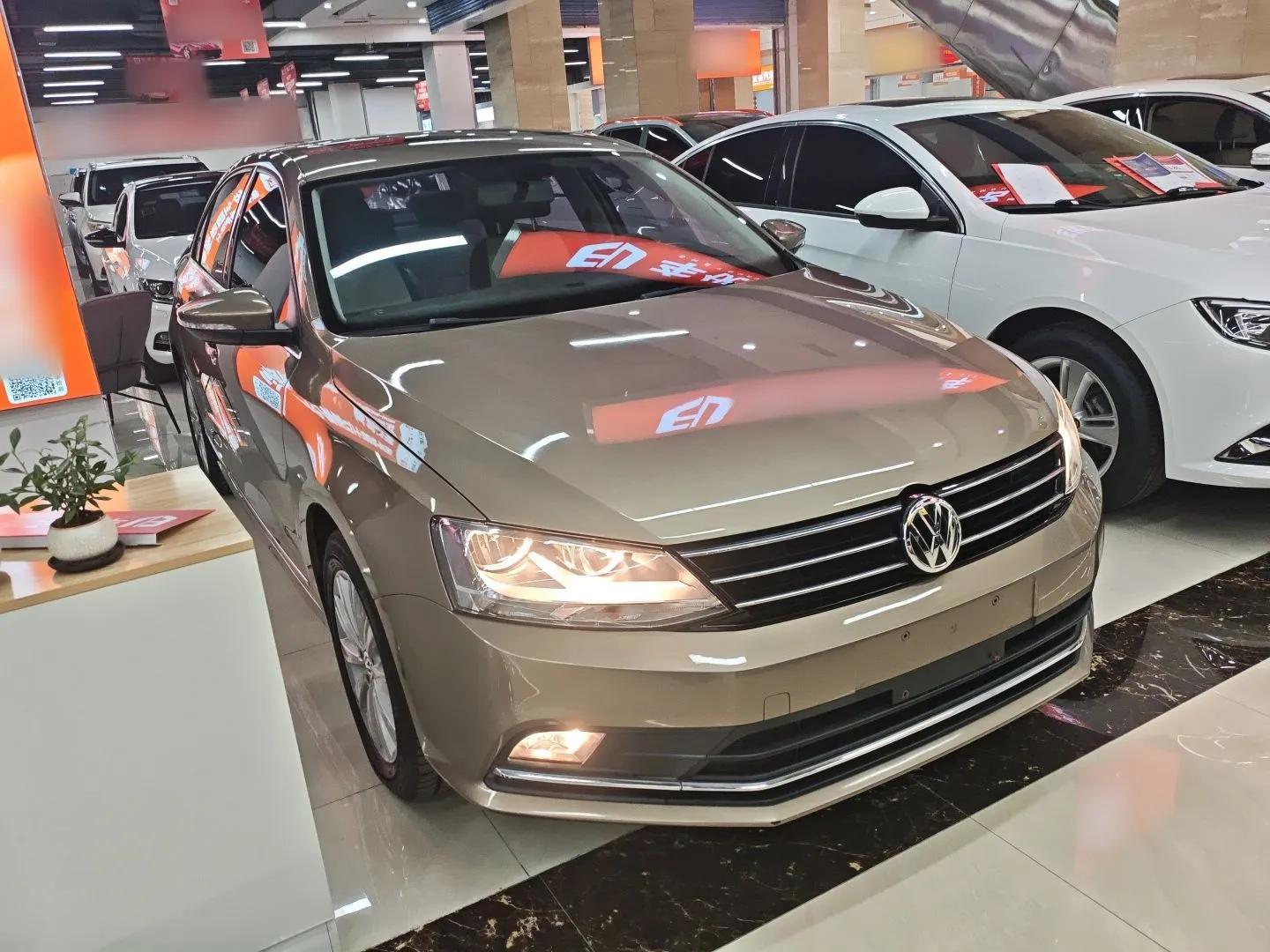 Volkswagen Sagitar 2015 1.6L Automatic Comfort Model — миниатюра 3