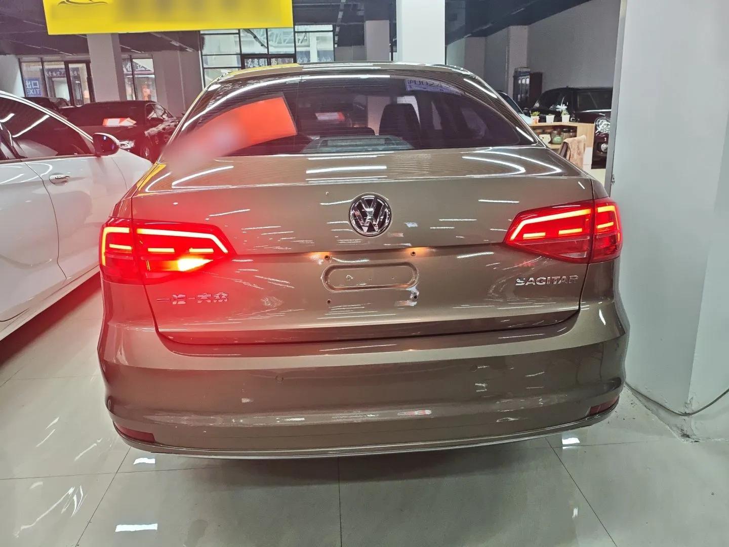 Volkswagen Sagitar 2015 1.6L Automatic Comfort Model — миниатюра 5