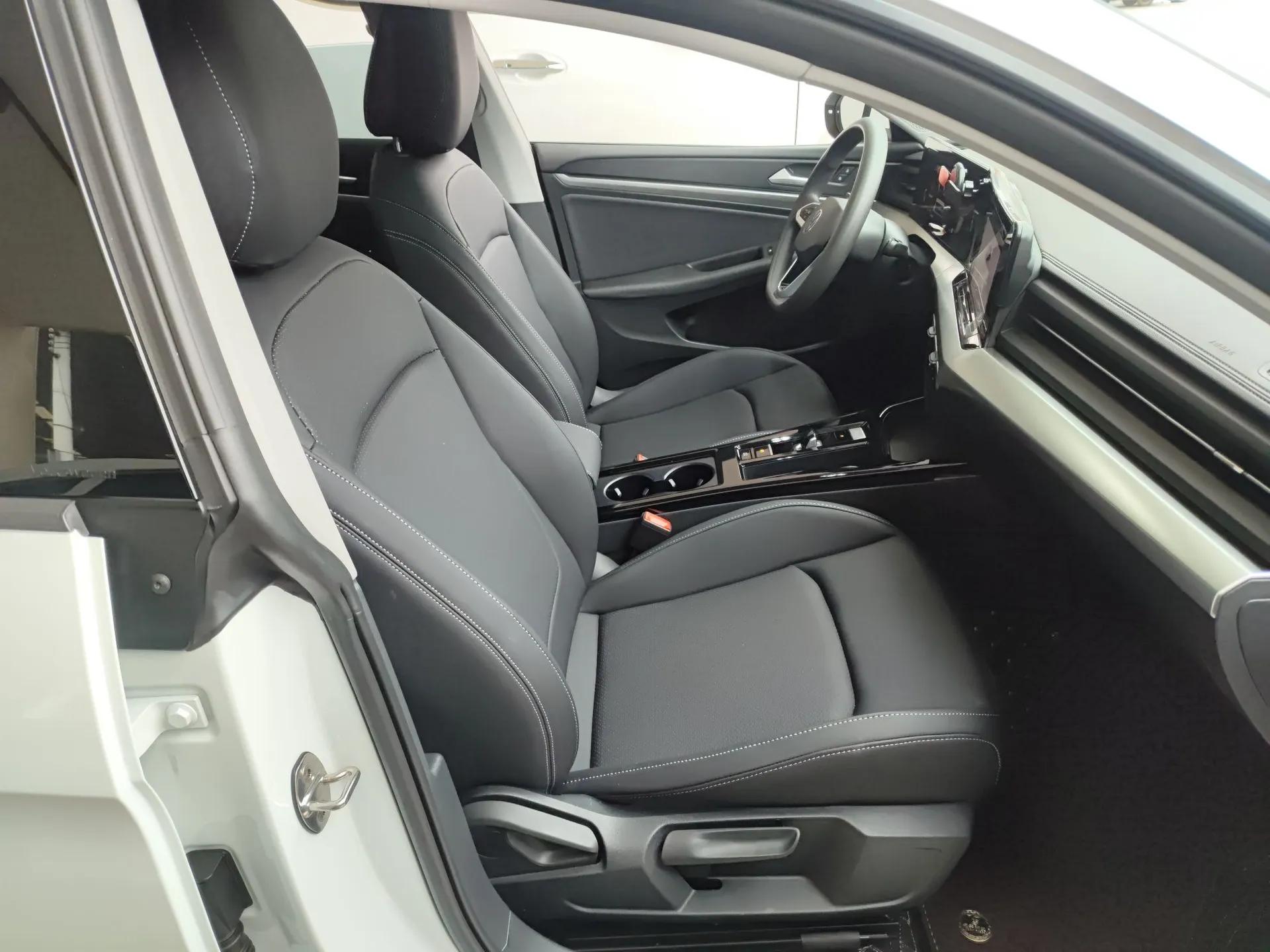 Volkswagen Lamando 2024 Lingdu L 200TSI DSG Trendy & Spicy Edition — миниатюра 23