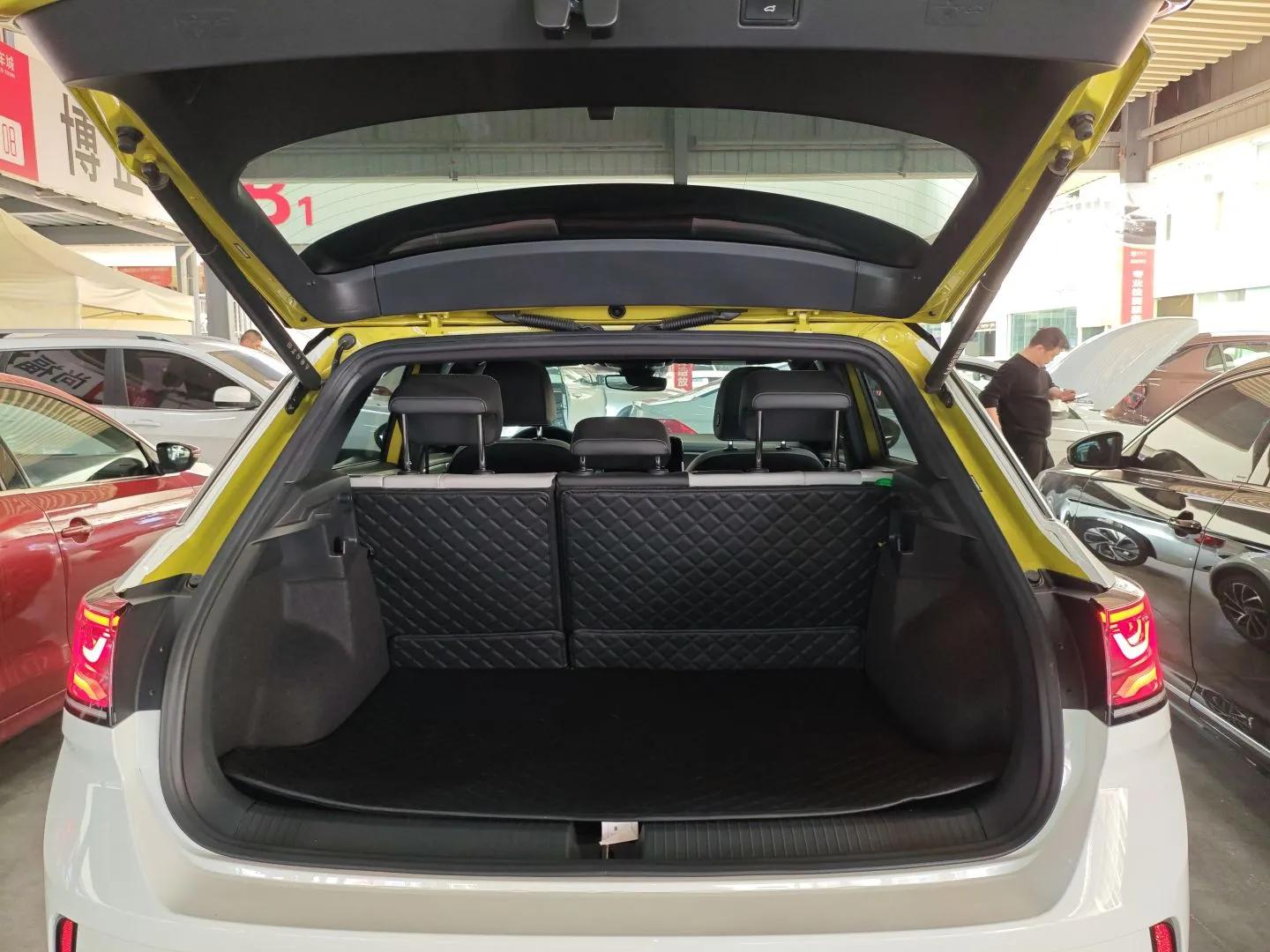 Volkswagen T-ROC 2023 300TSI DSG Two-Wheel Drive Starlight Edition — миниатюра 22