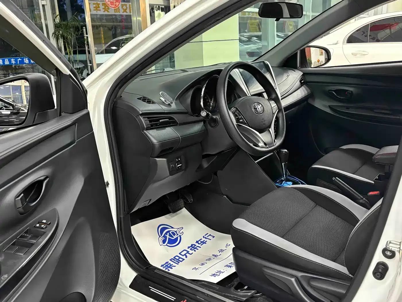 YARiS L Zhixuan 2022 1.5L CVT Leading PLUS Edition — миниатюра 3