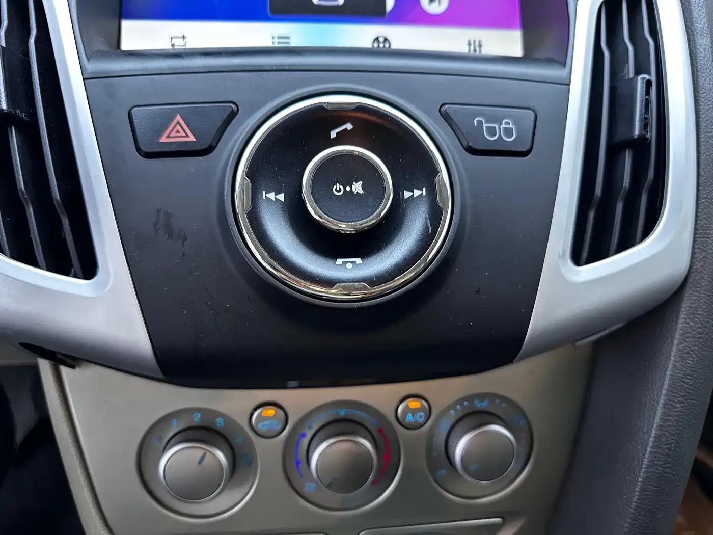 Ford Focus 2012 Sedan 1.6L Automatic Comfort — миниатюра 12