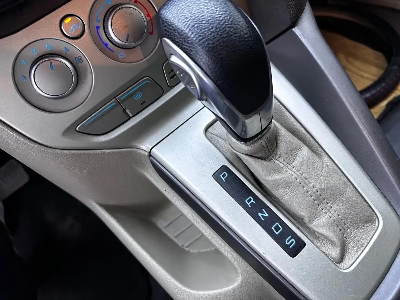 Ford Focus 2012 Sedan 1.6L Automatic Comfort — миниатюра 13