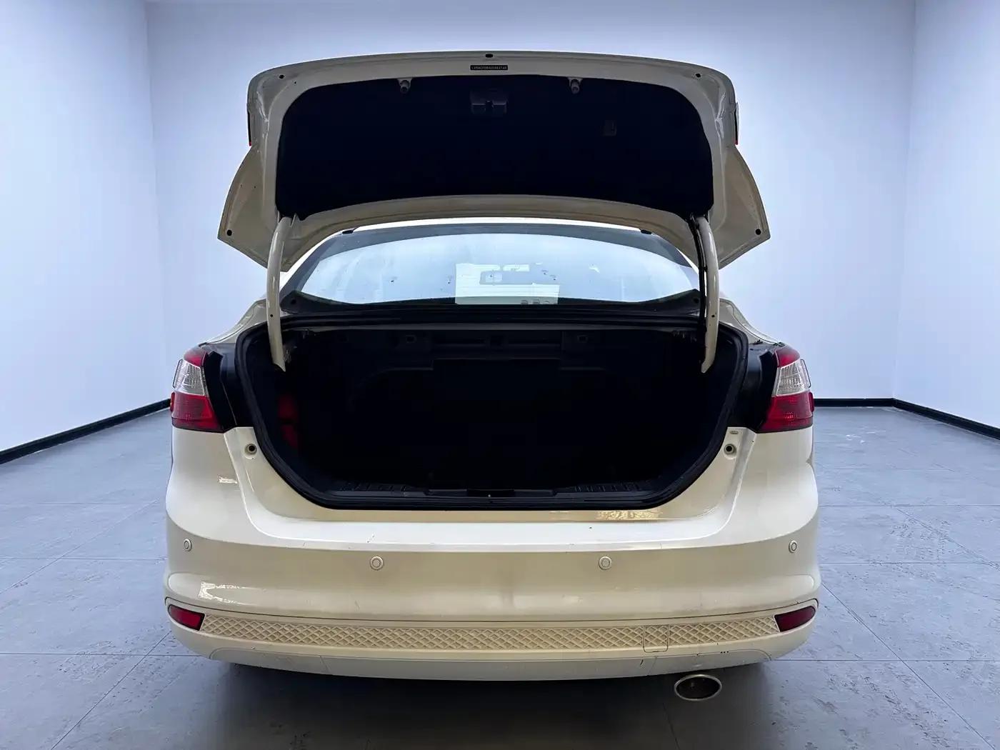Ford Focus 2012 Sedan 1.6L Automatic Comfort — миниатюра 14