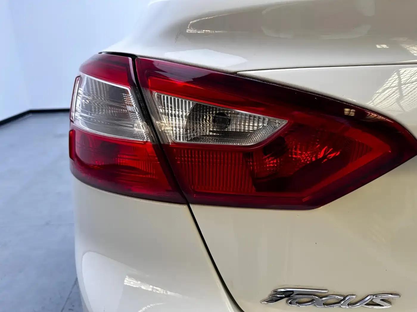 Ford Focus 2012 Sedan 1.6L Automatic Comfort — миниатюра 16