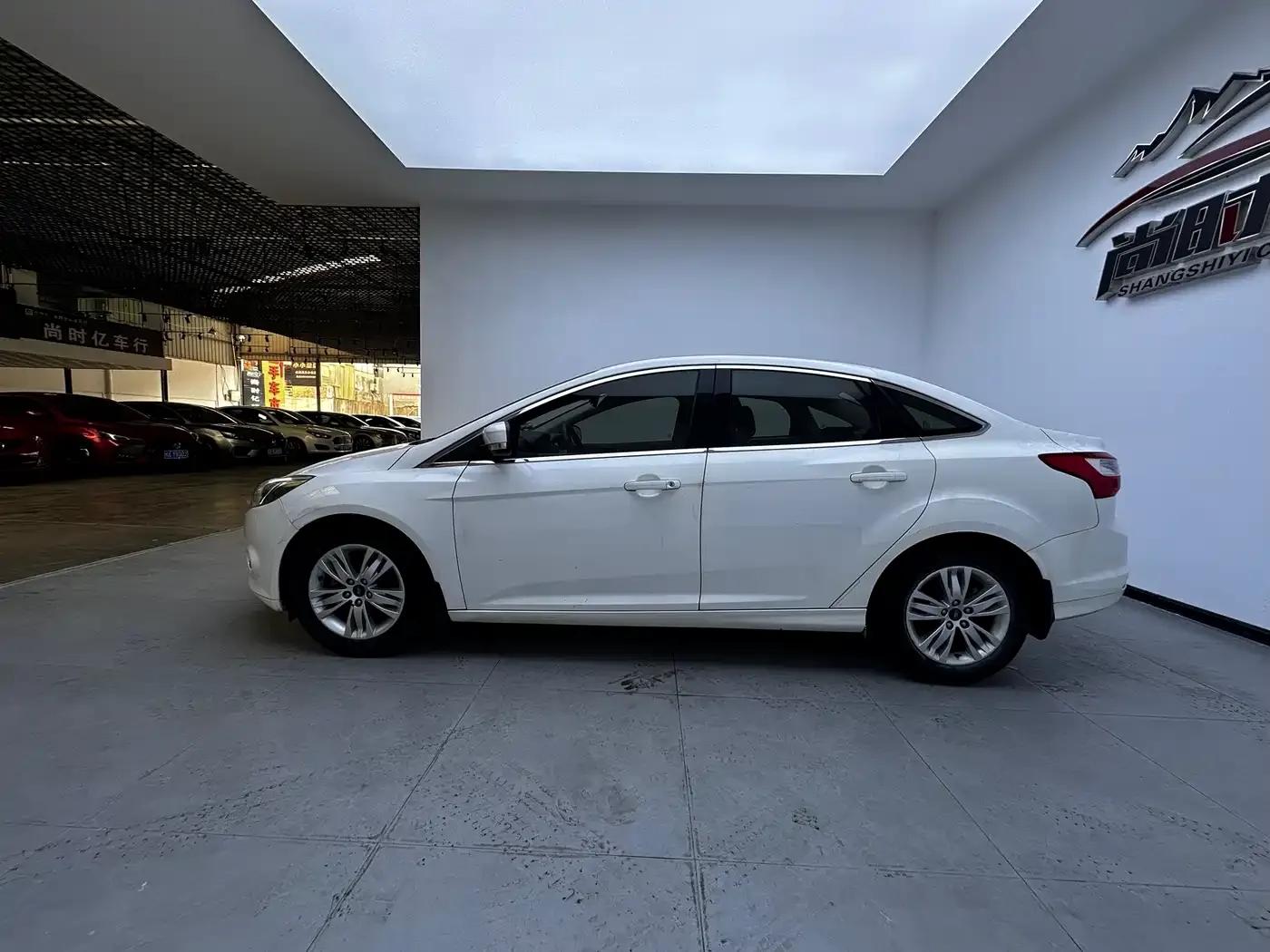 Ford Focus 2012 Sedan 1.6L Automatic Comfort — миниатюра 4