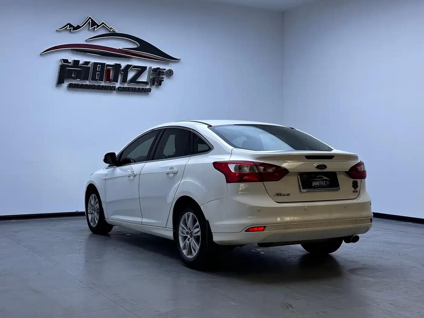 Ford Focus 2012 Sedan 1.6L Automatic Comfort — миниатюра 5