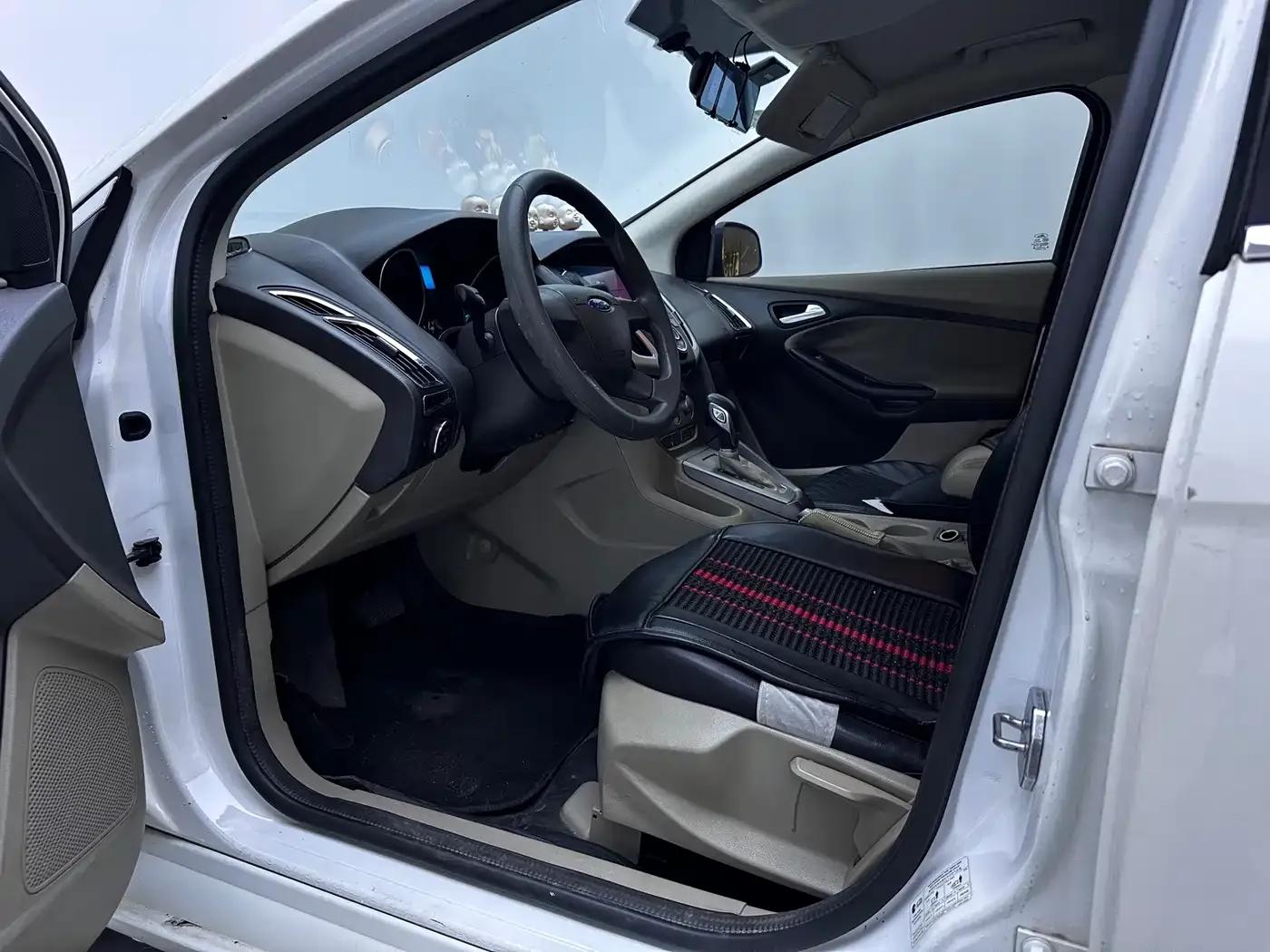 Ford Focus 2012 Sedan 1.6L Automatic Comfort — миниатюра 8
