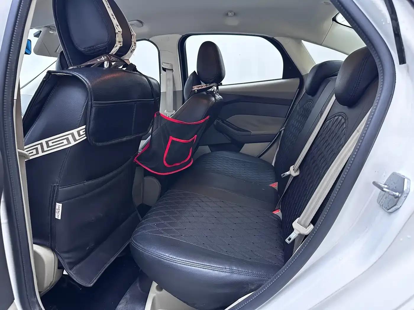Ford Focus 2012 Sedan 1.6L Automatic Comfort — миниатюра 9
