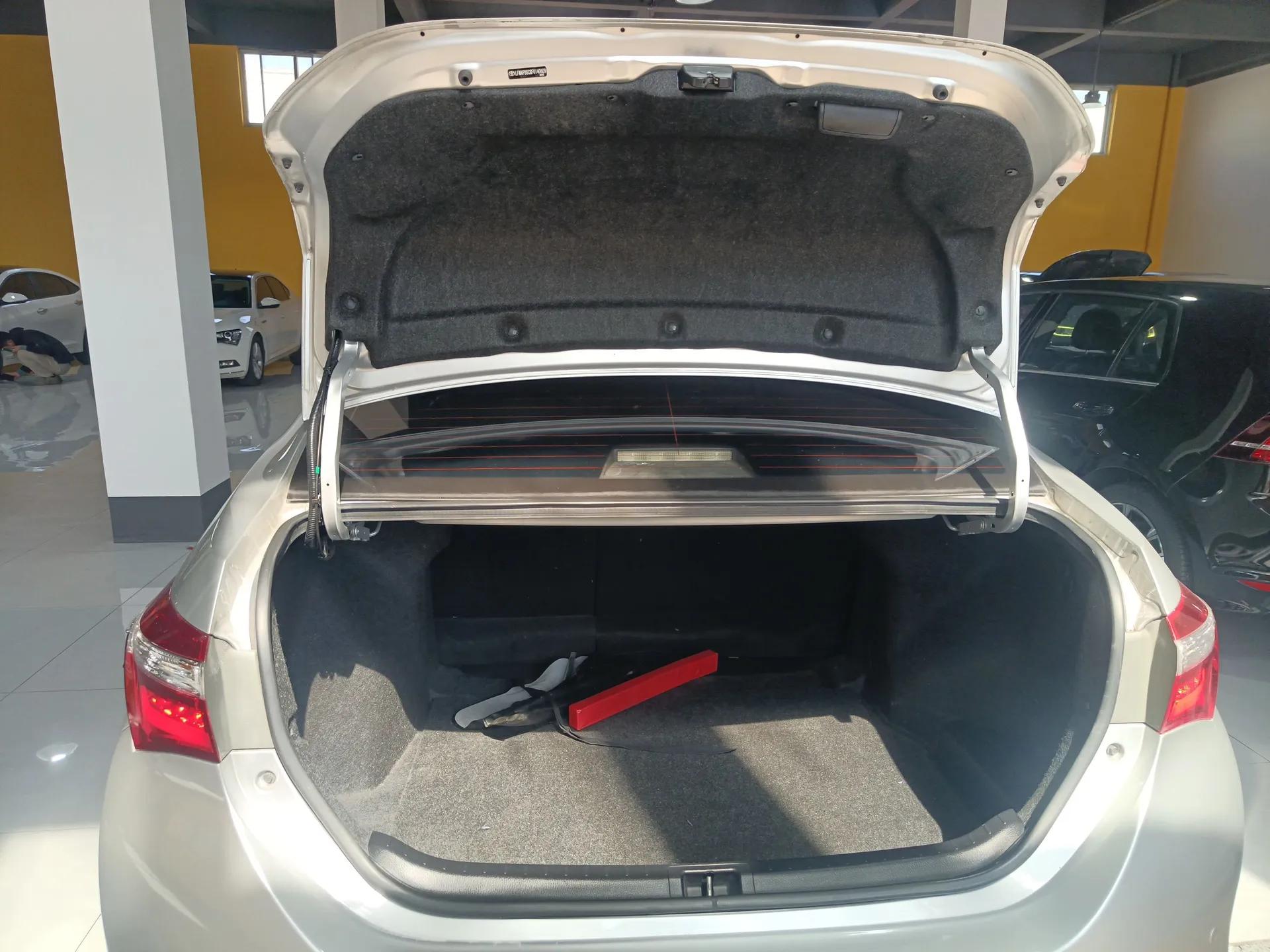 Toyota Corolla 2014 1.6L CVT GL-i Leather Edition — миниатюра 21