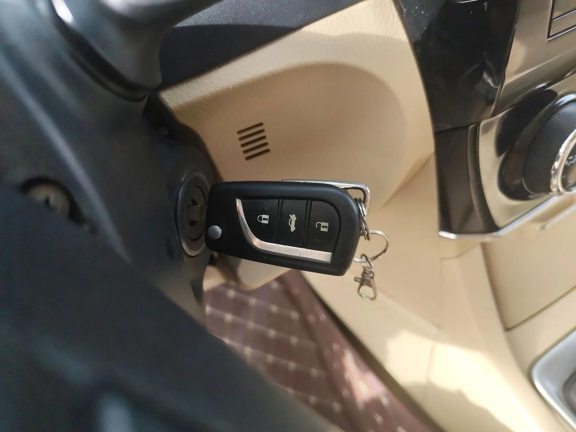 Toyota Corolla 2014 1.6L Manual GL — миниатюра 12