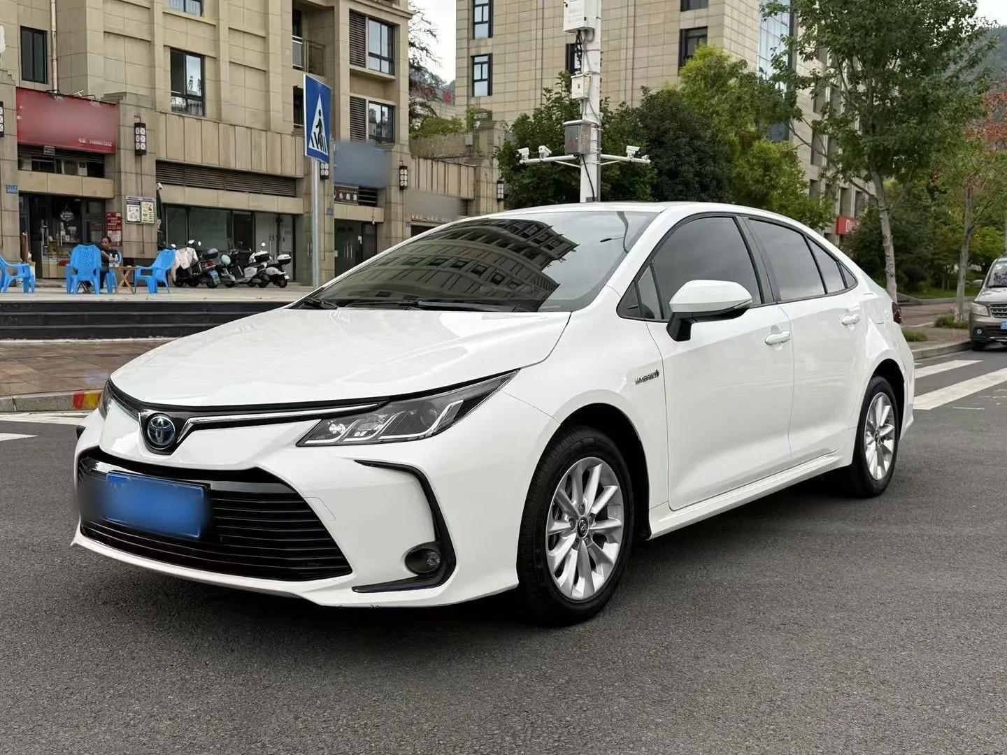 Toyota Corolla 2021 Dual-Motor 1.8L E-CVT Elite Edition — миниатюра 1