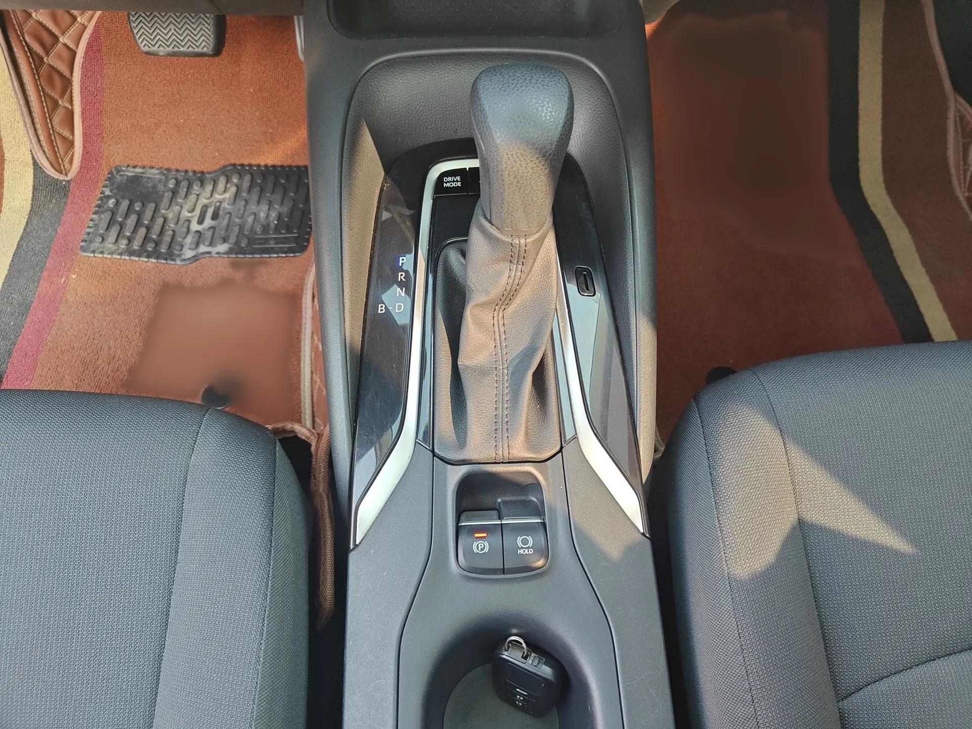 Toyota Corolla 2021 Dual-Motor 1.8L E-CVT Elite Edition — миниатюра 15
