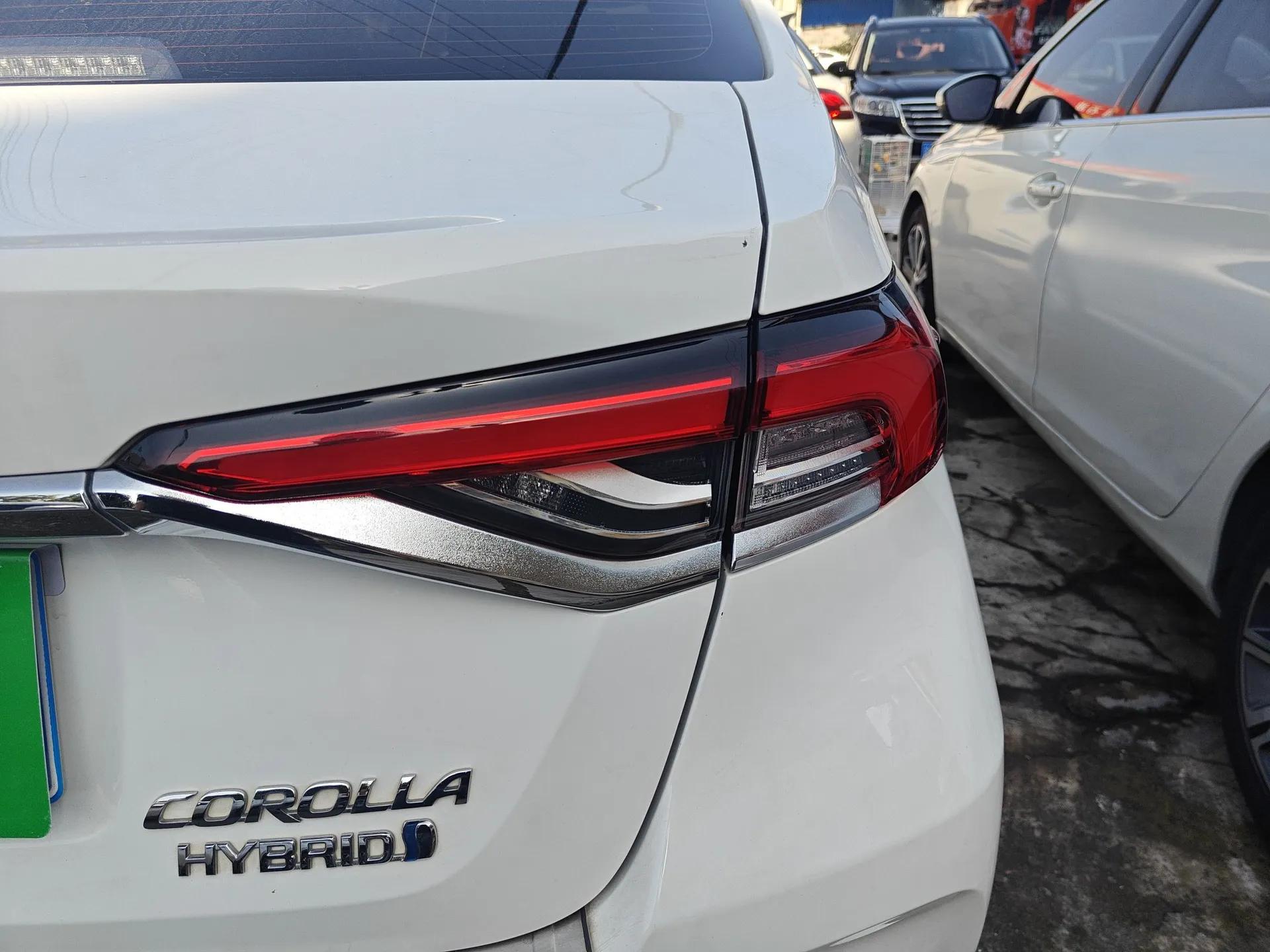 Toyota Corolla 2021 Dual-Motor 1.8L E-CVT Elite Edition — миниатюра 3