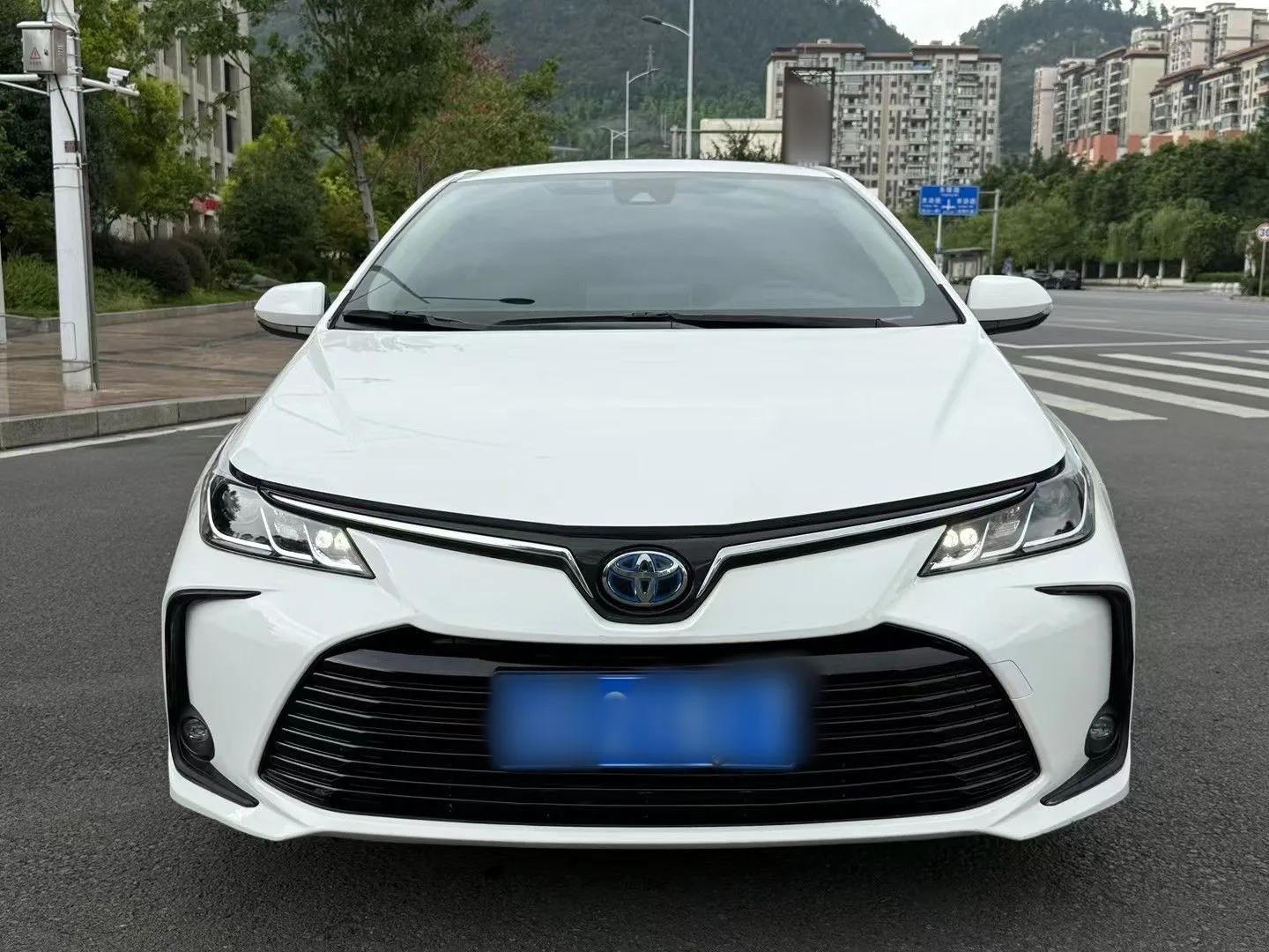 Toyota Corolla 2021 Dual-Motor 1.8L E-CVT Elite Edition — миниатюра 6
