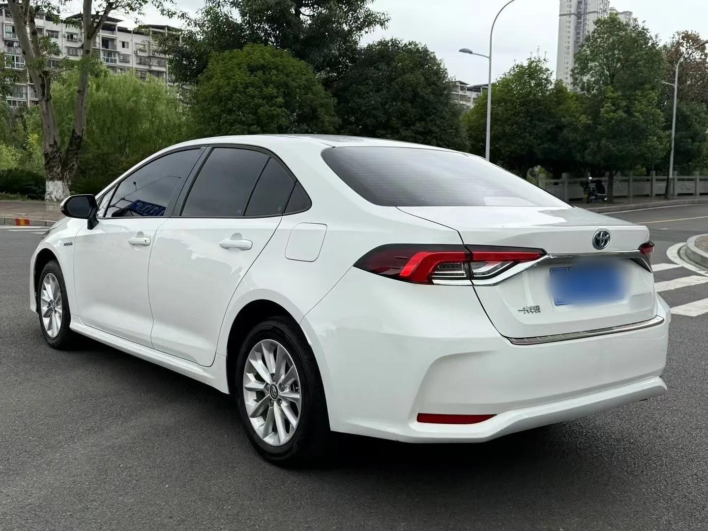 Toyota Corolla 2021 Dual-Motor 1.8L E-CVT Elite Edition — миниатюра 8