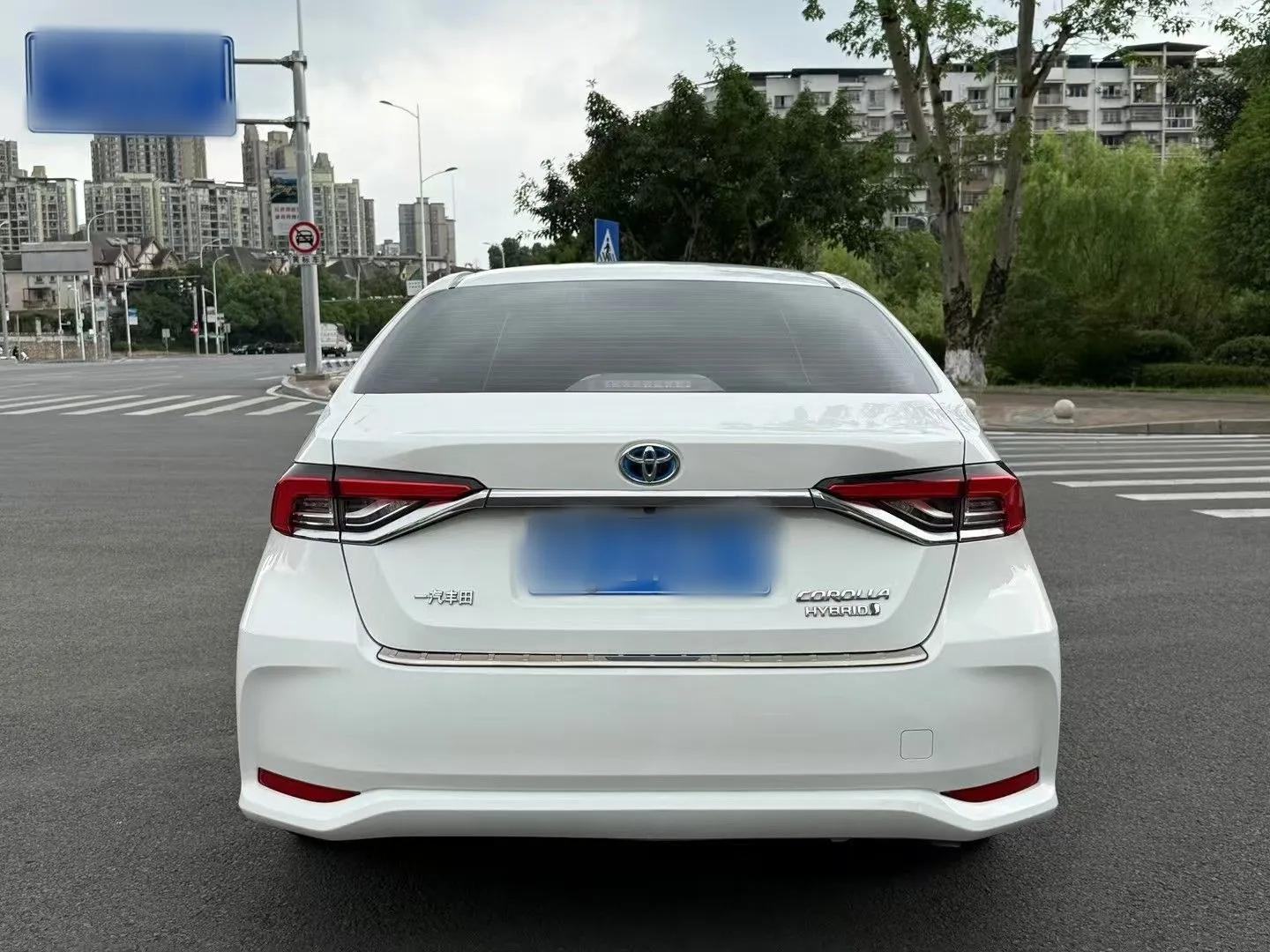 Toyota Corolla 2021 Dual-Motor 1.8L E-CVT Elite Edition — миниатюра 9