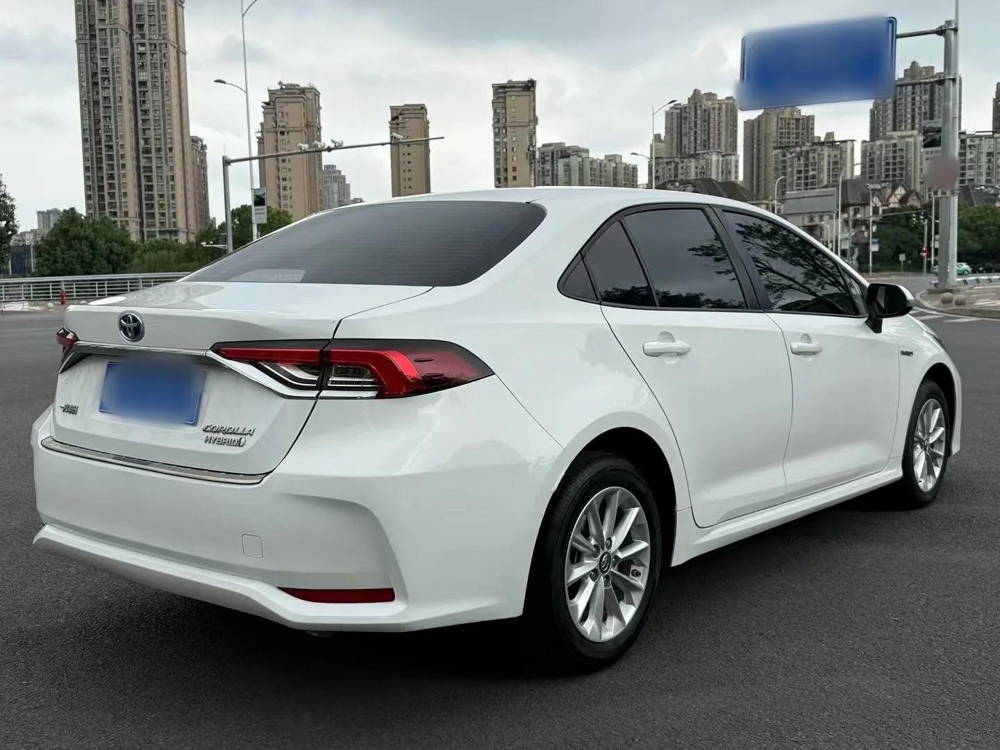 Toyota Corolla 2021 Dual-Motor 1.8L E-CVT Elite Edition — миниатюра 10