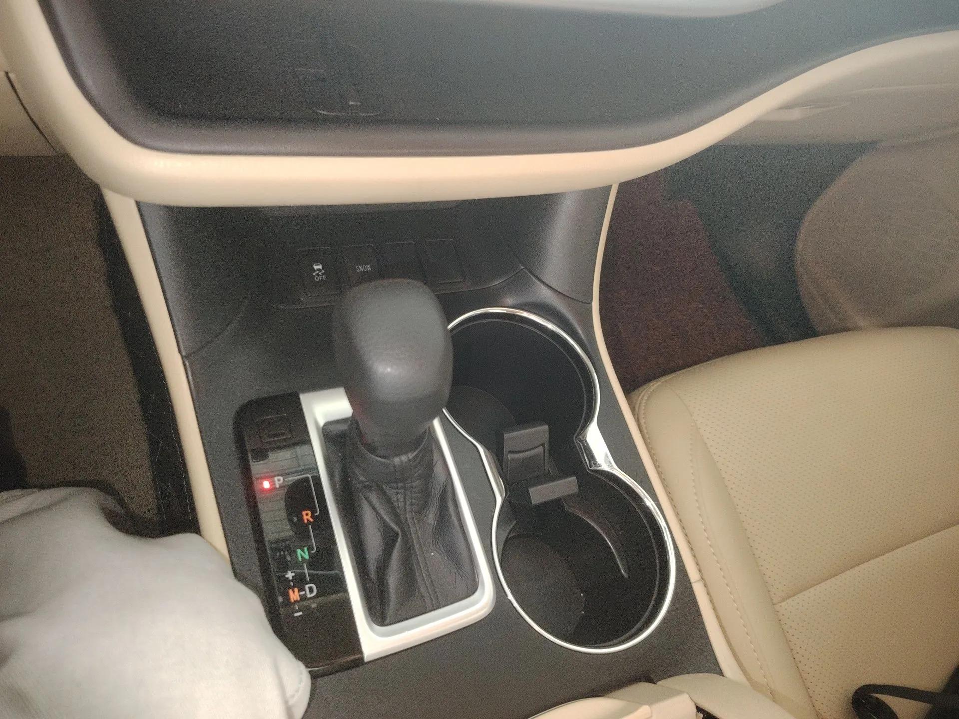 Toyota Highlander 2018 2.0T Two-Wheel Drive Elite Version 5 Seats China VI Standard — миниатюра 17