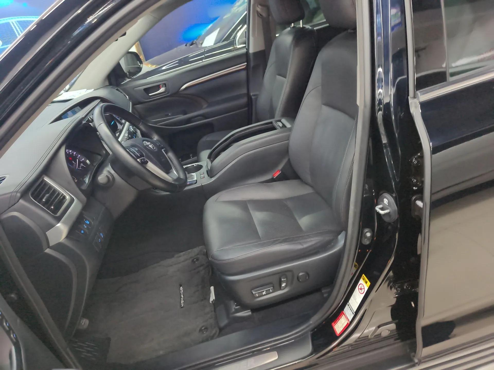 Toyota Highlander 2015 2.0T Four-Wheel Drive Ultimate Edition 7-Seater — миниатюра 17