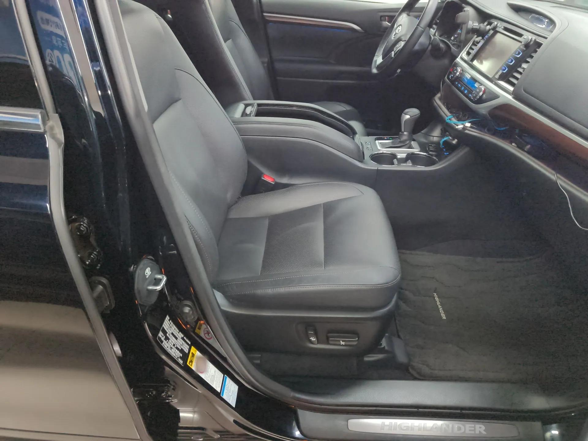 Toyota Highlander 2015 2.0T Four-Wheel Drive Ultimate Edition 7-Seater — миниатюра 23