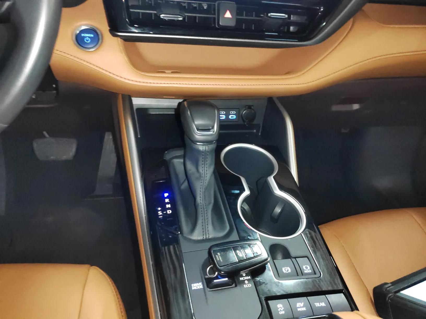 Toyota Highlander 2022 Dual-Engine 2.5L Four-Wheel Drive Prestige Version 7 Seats — миниатюра 16
