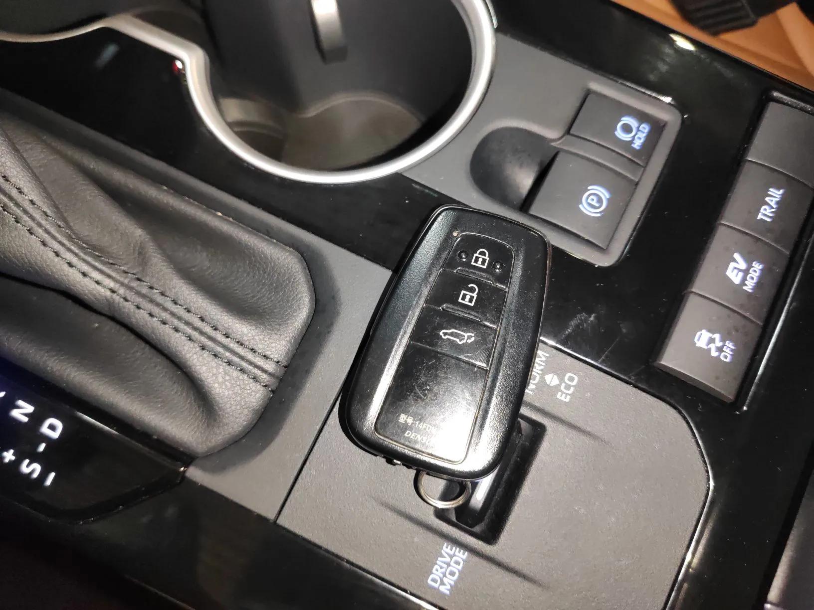 Toyota Highlander 2022 Dual-Engine 2.5L Four-Wheel Drive Prestige Version 7 Seats — миниатюра 22