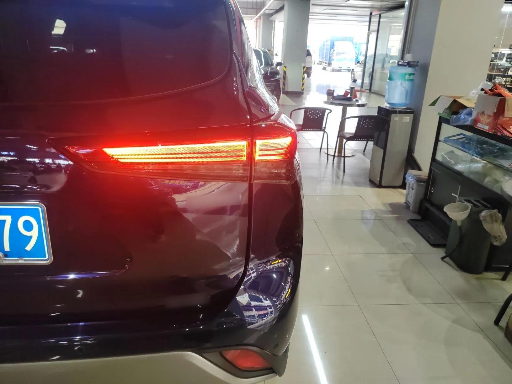 Toyota Highlander 2022 Dual-Engine 2.5L Four-Wheel Drive Prestige Version 7 Seats — миниатюра 8