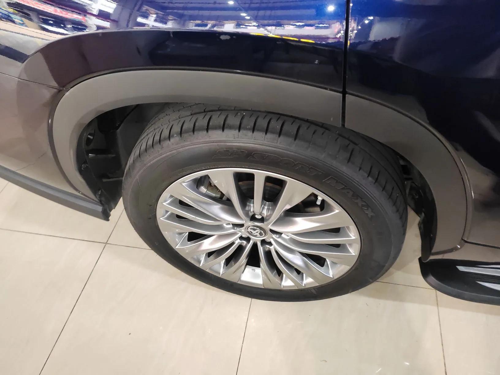 Toyota Highlander 2022 Dual-Engine 2.5L Four-Wheel Drive Prestige Version 7 Seats — миниатюра 10