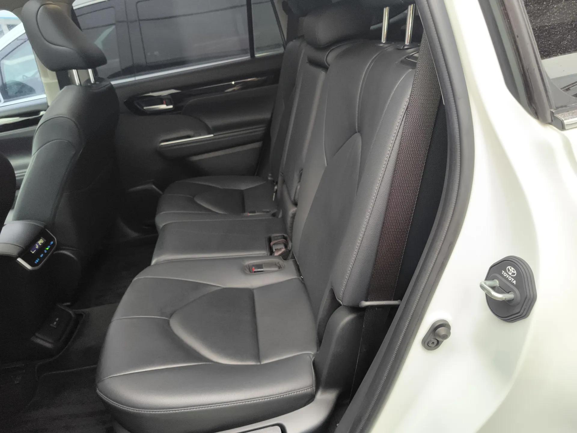 Toyota Highlander 2022 Dual-Engine 2.5L Four-Wheel Drive Prestige Version 7 Seats — миниатюра 20