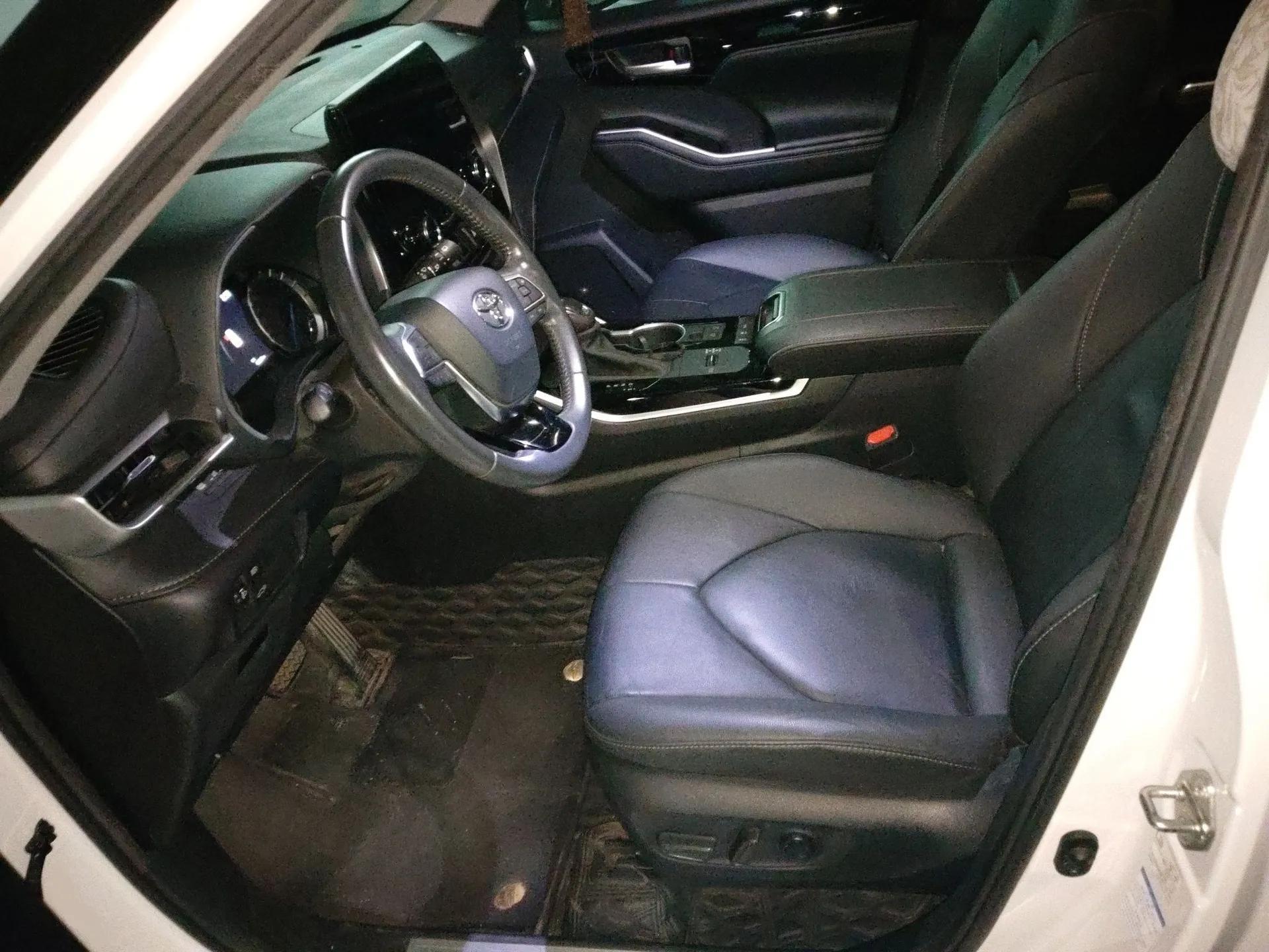 Toyota Highlander 2022 Dual-Engine 2.5L Four-Wheel Drive Prestige Version 7 Seats — миниатюра 14