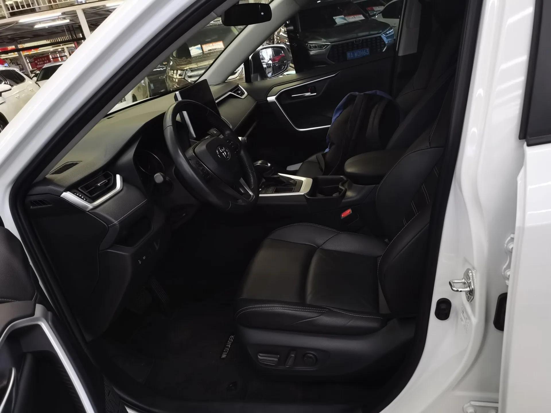 Toyota Wildlander 2021 2.0L CVT Two-Wheel Drive Luxury Edition — миниатюра 19