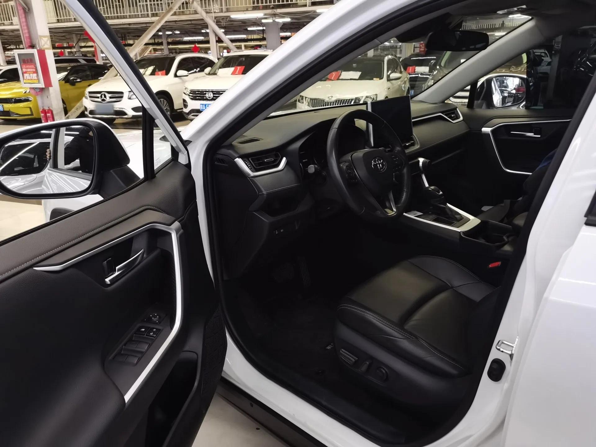 Toyota Wildlander 2021 2.0L CVT Two-Wheel Drive Luxury Edition — миниатюра 20