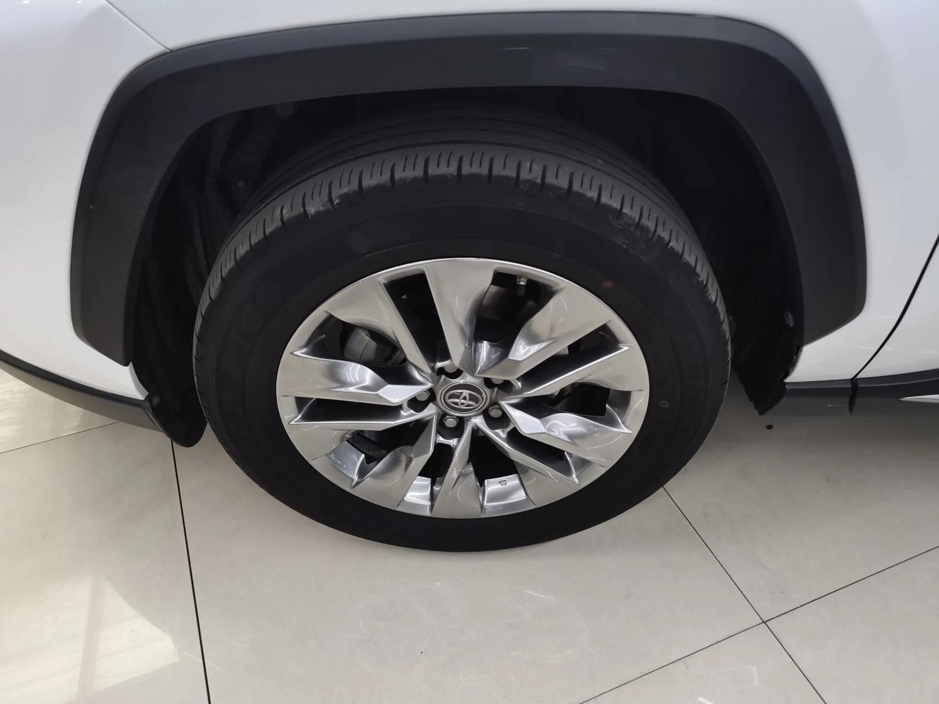 Toyota Wildlander 2021 2.0L CVT Two-Wheel Drive Luxury Edition — миниатюра 3