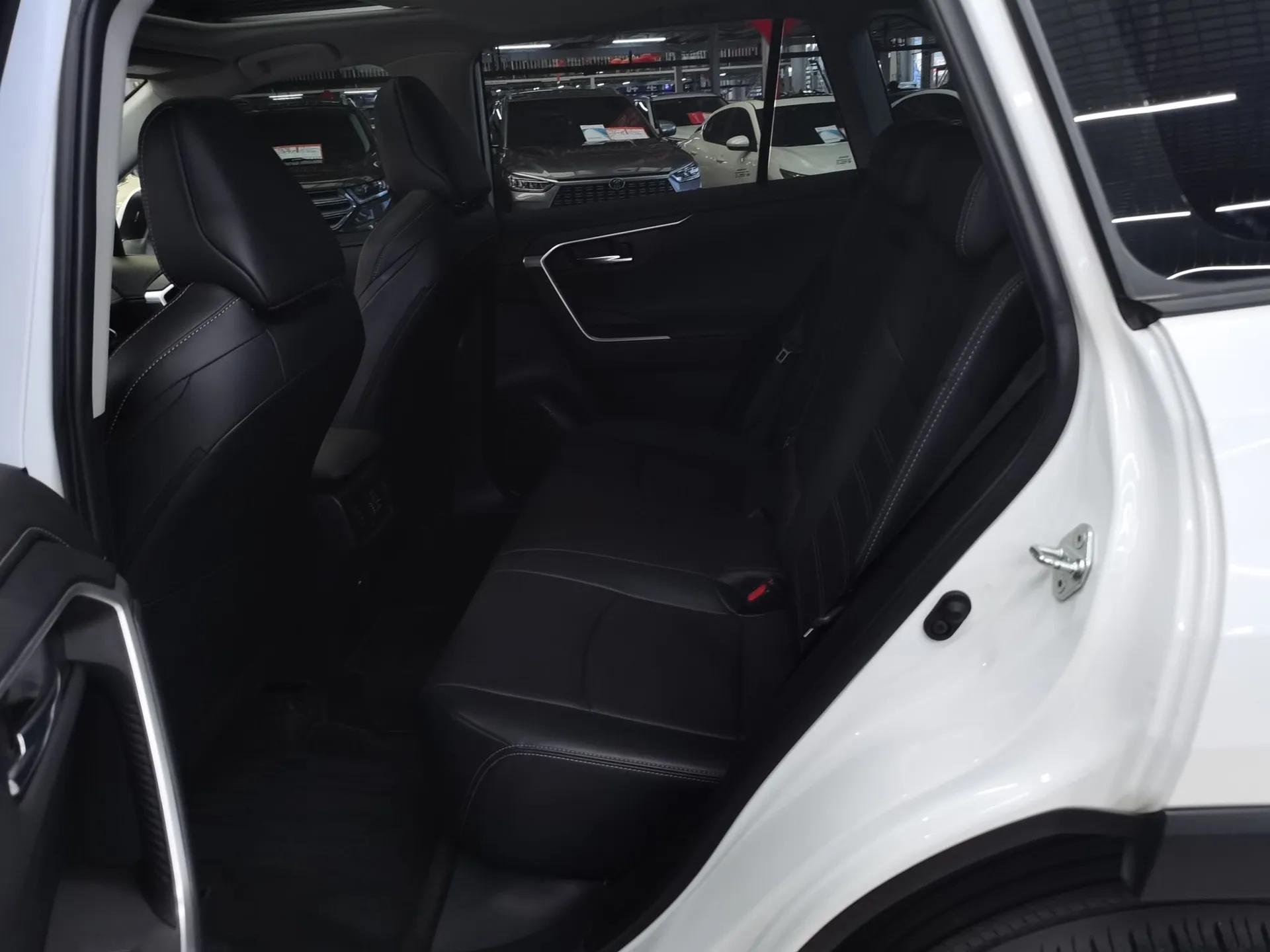 Toyota Wildlander 2021 2.0L CVT Two-Wheel Drive Luxury Edition — миниатюра 21