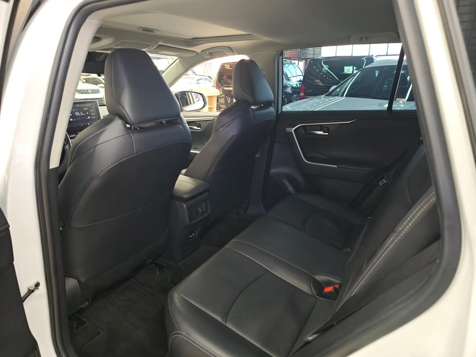 Toyota Wildlander 2021 2.0L CVT Two-Wheel Drive Luxury Edition — миниатюра 8