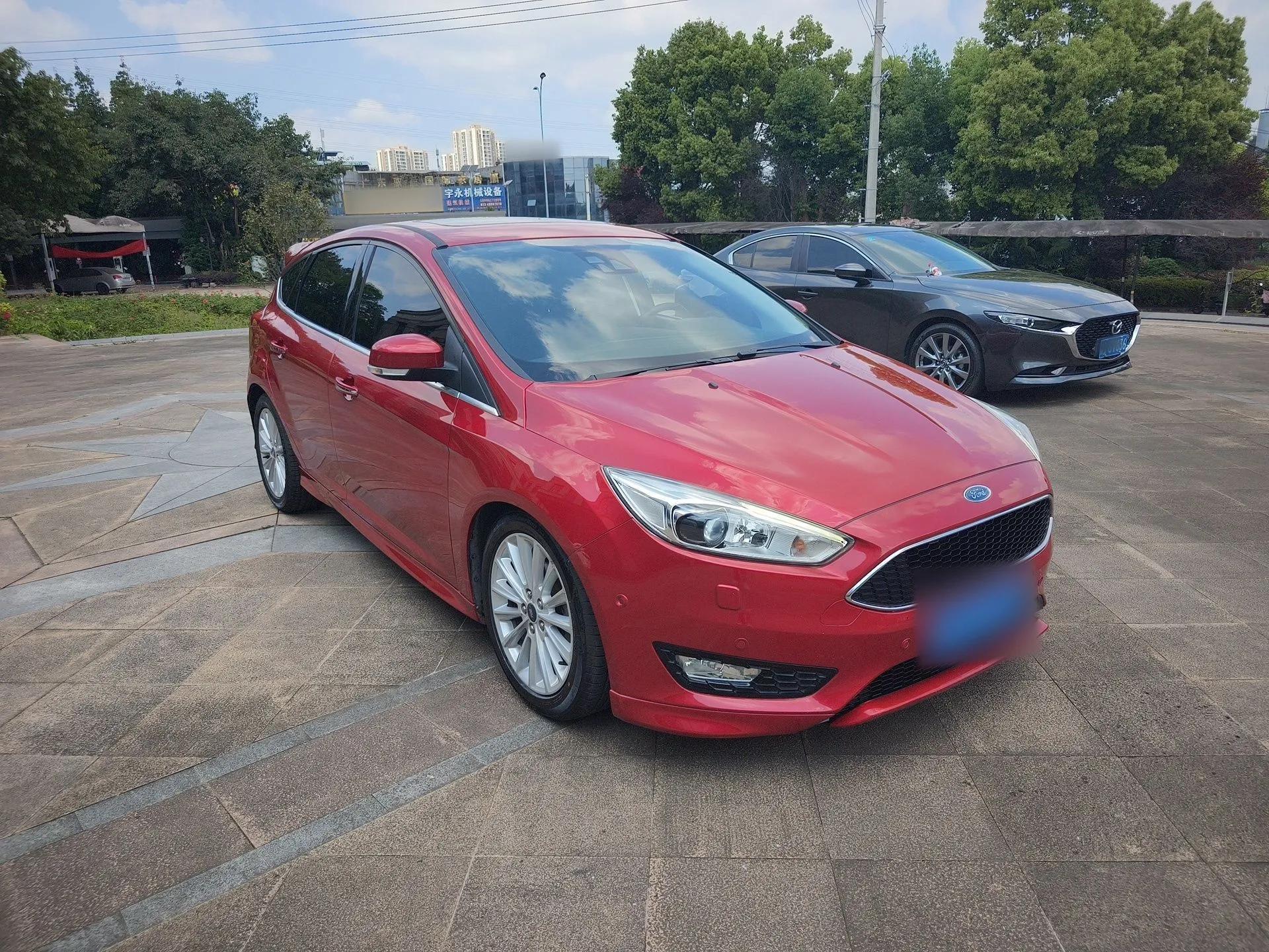Ford Focus 2015 Hatchback EcoBoost 180 Automatic Sport Model — миниатюра 3