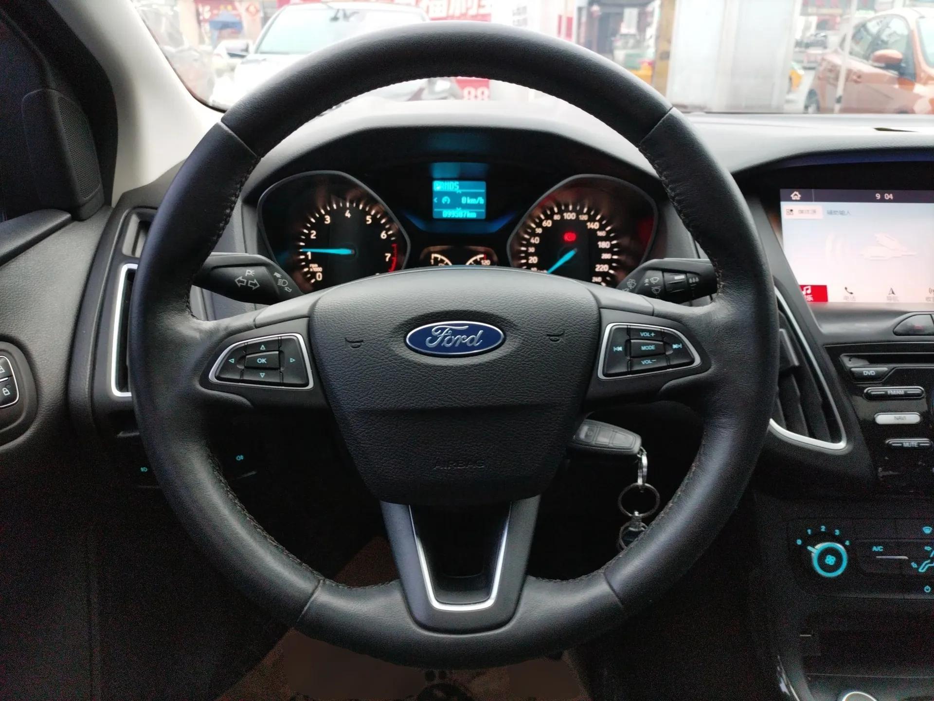 Ford Focus 2018 Sedan Classic 1.6L Automatic Trendy SmartDrive Edition — миниатюра 14