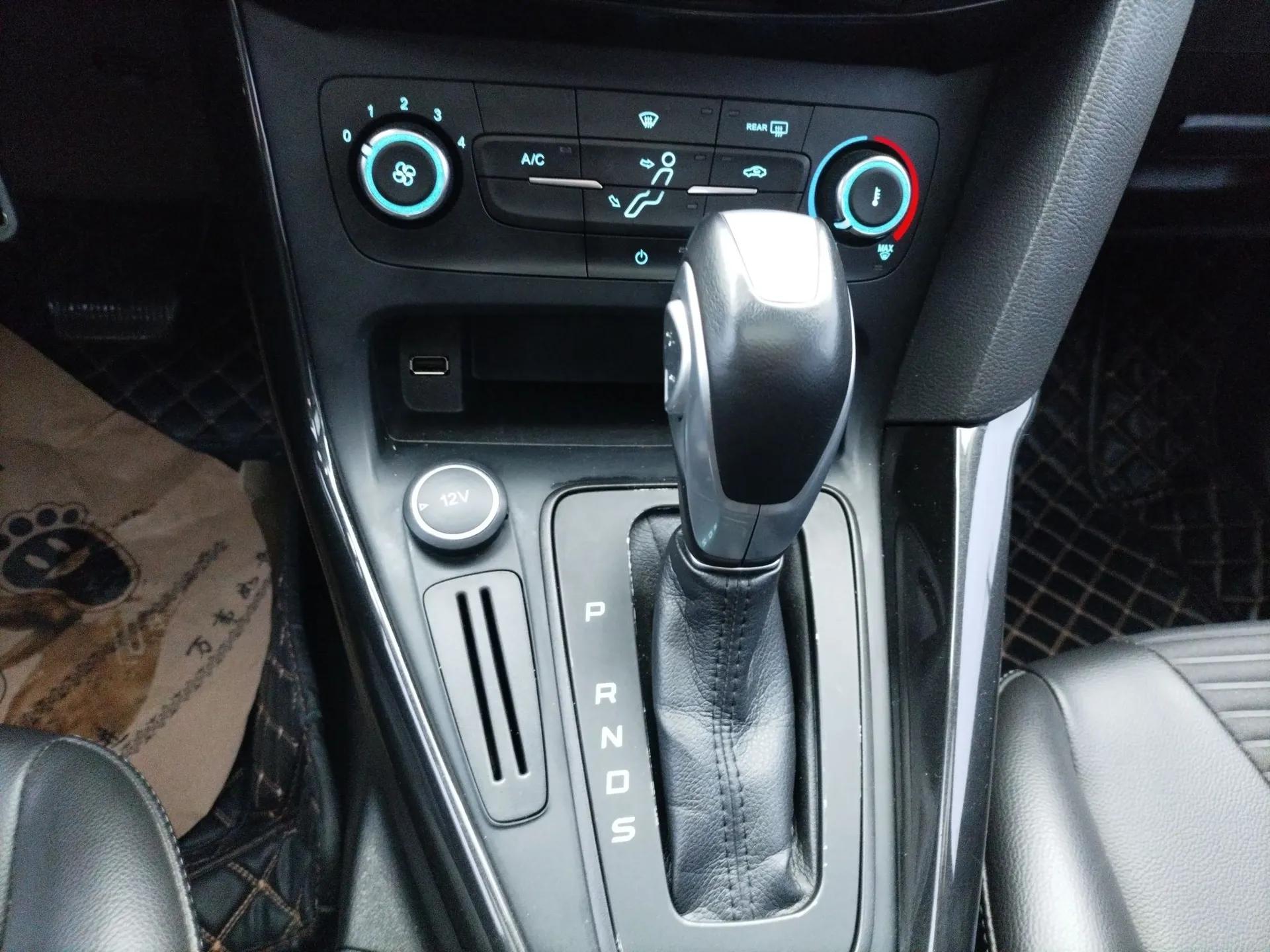 Ford Focus 2018 Sedan Classic 1.6L Automatic Trendy SmartDrive Edition — миниатюра 17
