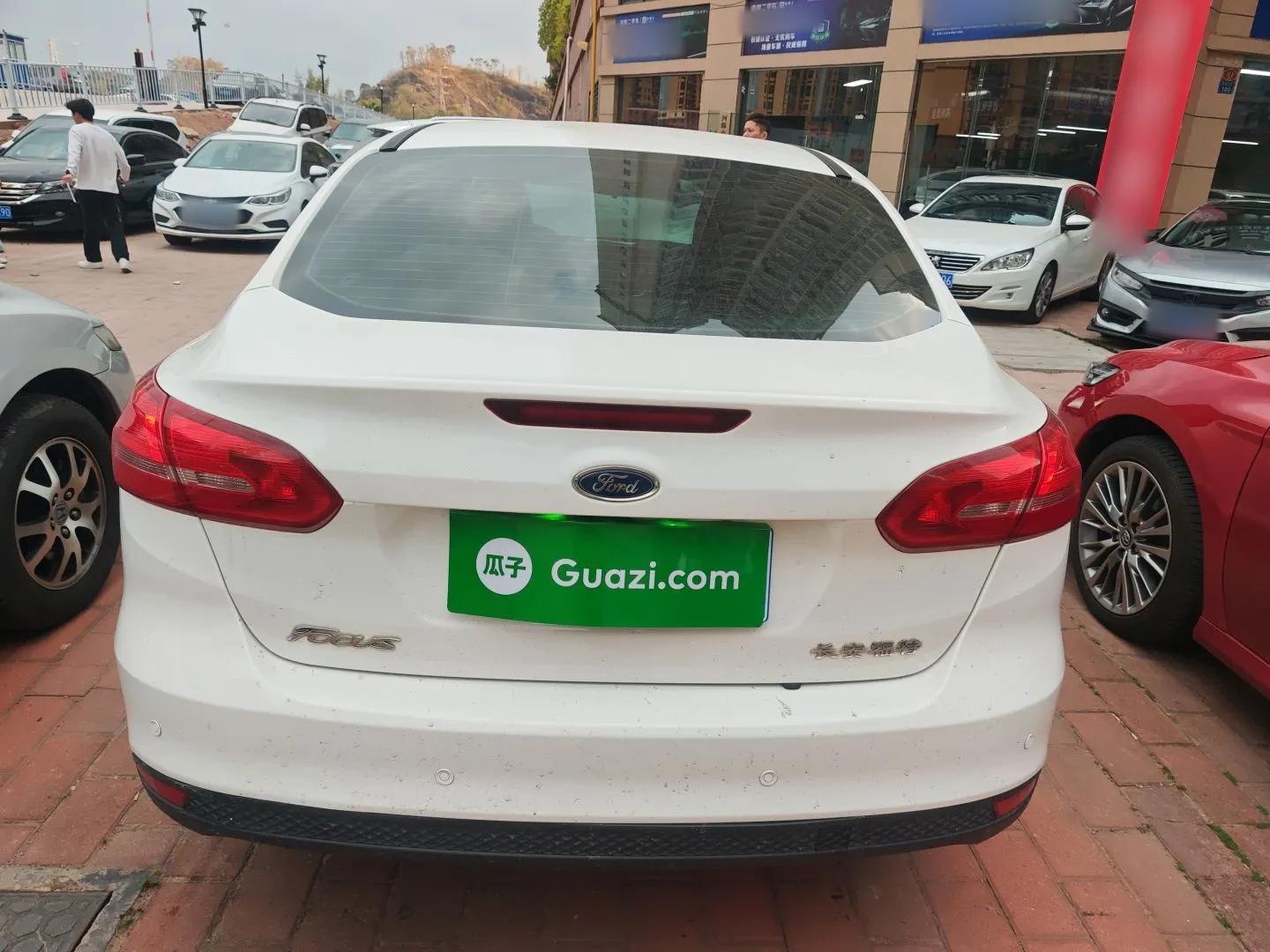 Ford Focus 2015 Sedan 1.6L Automatic Comfort Model — миниатюра 3