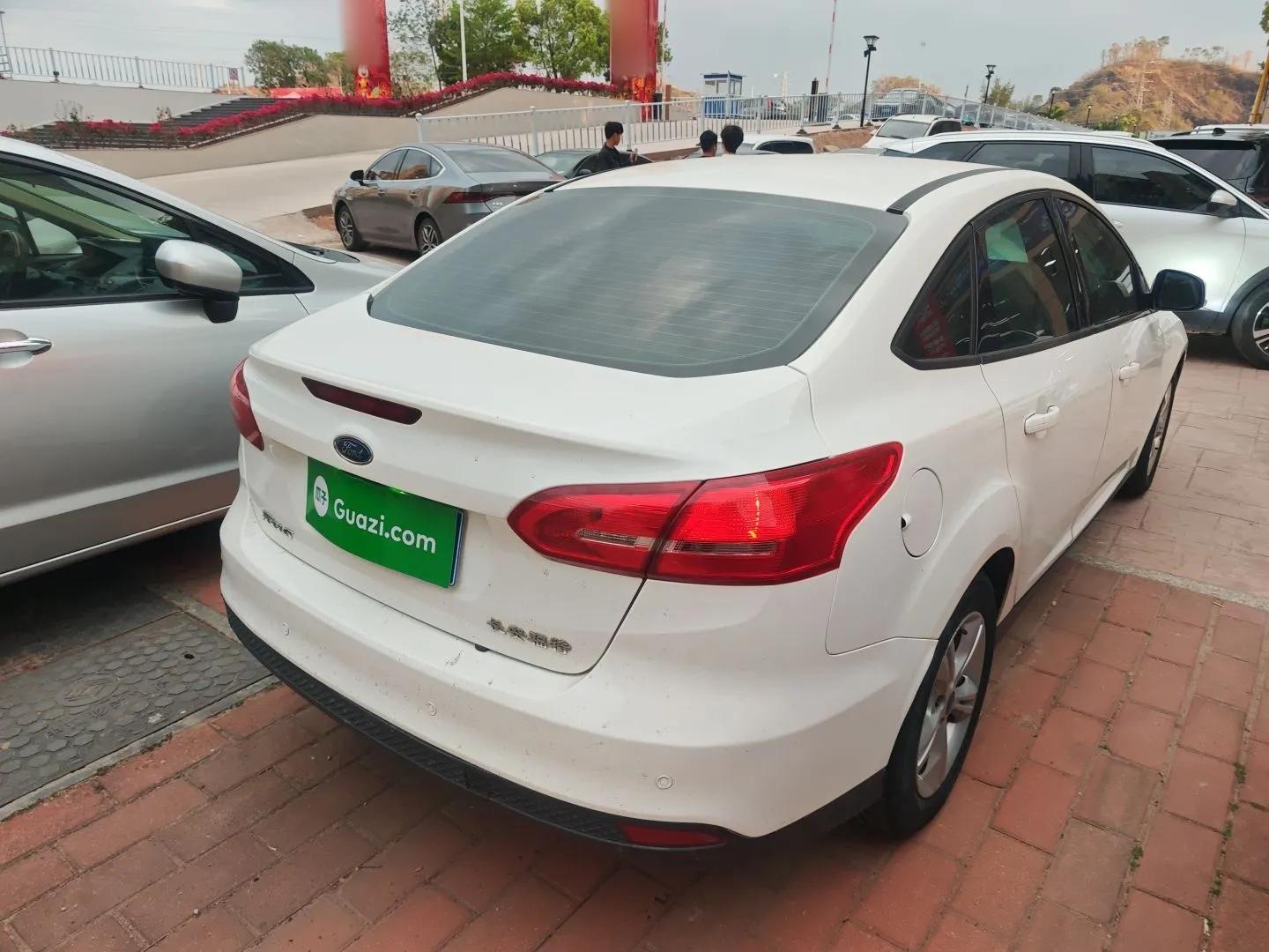 Ford Focus 2015 Sedan 1.6L Automatic Comfort Model — миниатюра 4