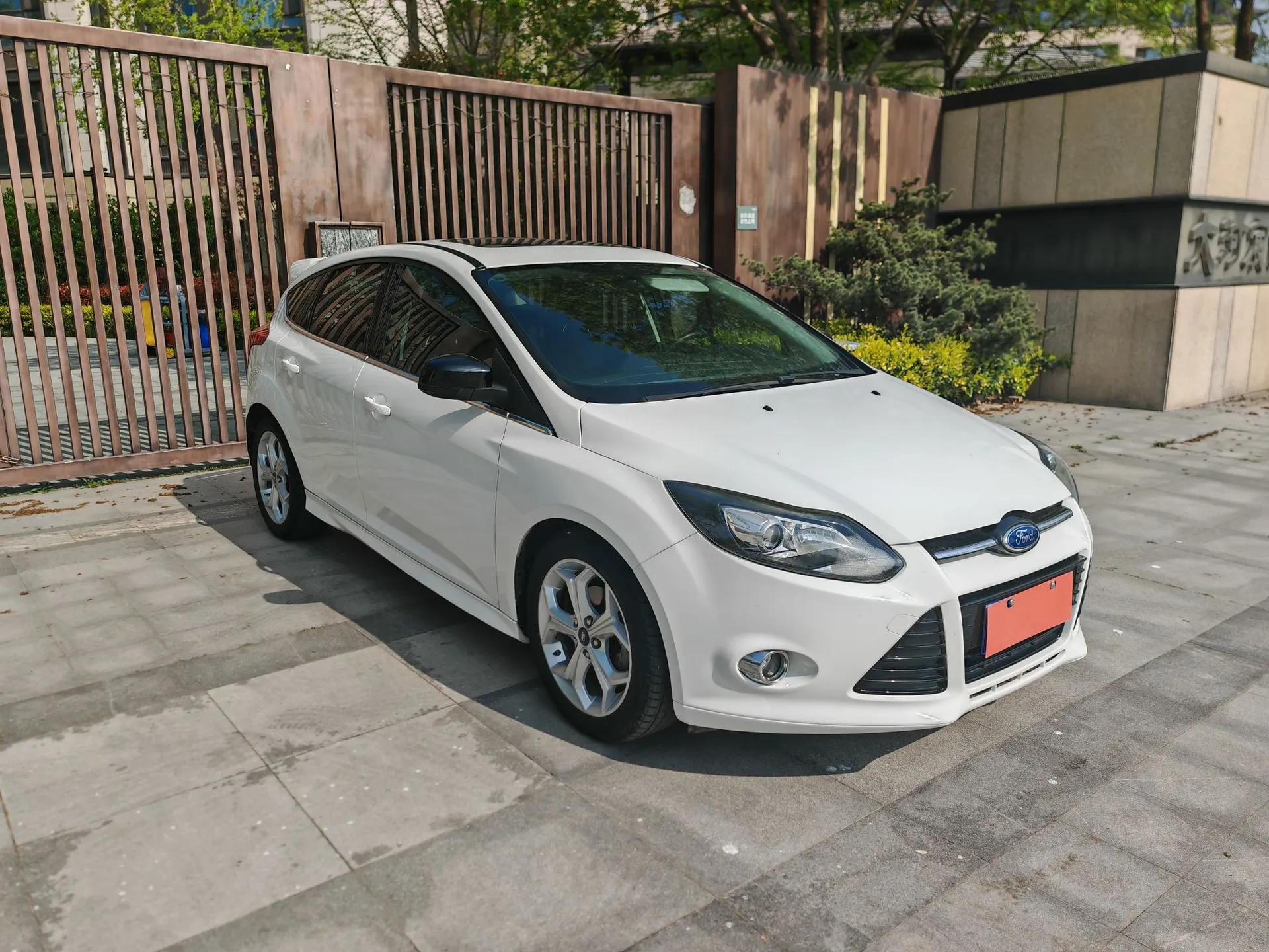 Ford Focus 2012 Hatchback 2.0L Automatic Luxury Sport Model — миниатюра 3