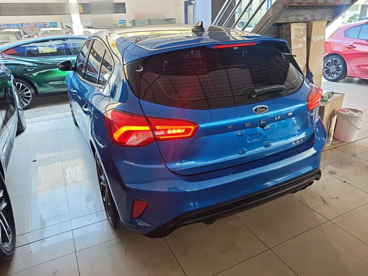 Ford Focus 2021 Hatchback EcoBoost 180 Automatic ST Line — миниатюра 4