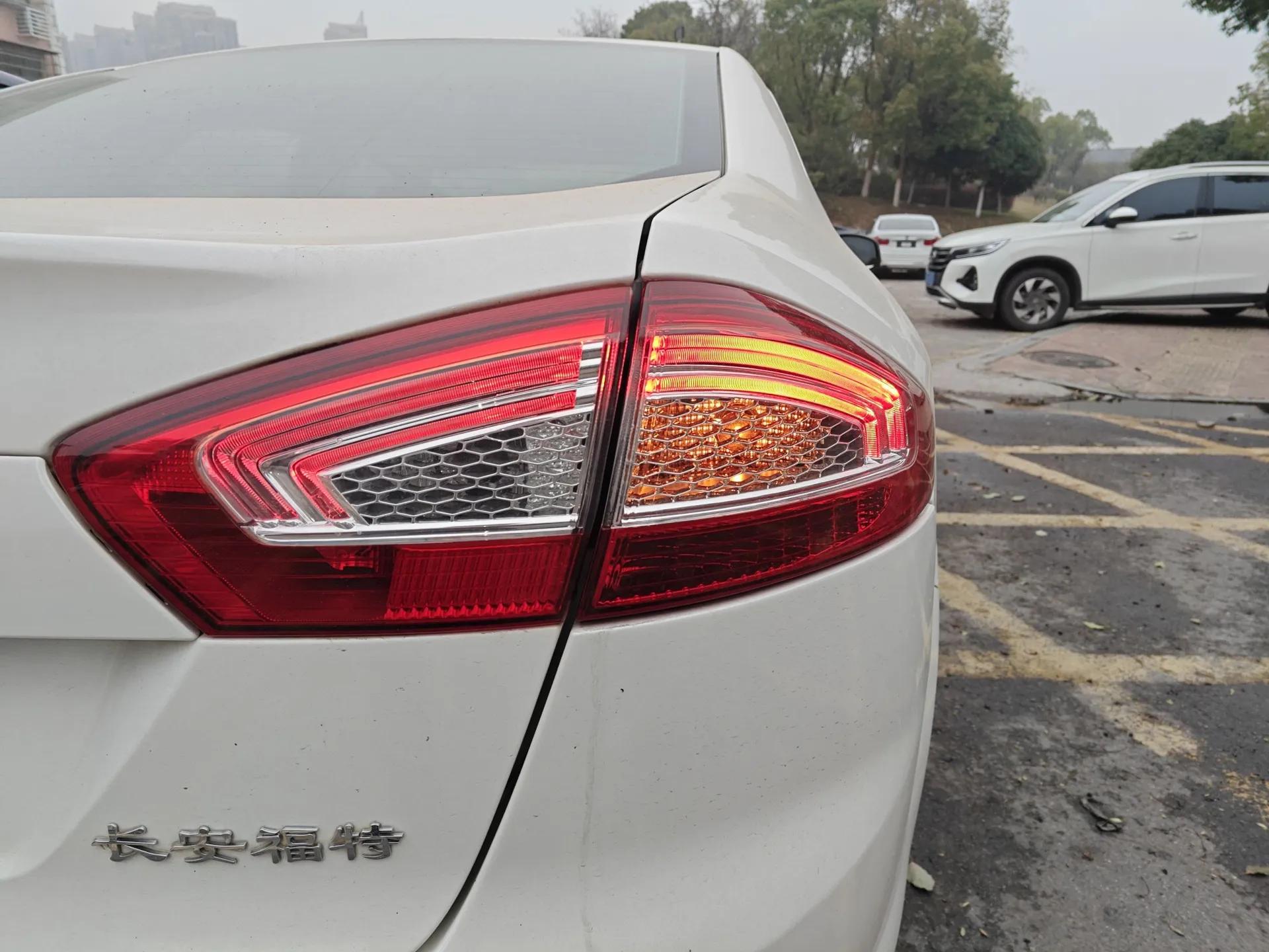 Ford Mondeo 2013 2.3L Fashion Edition — миниатюра 8