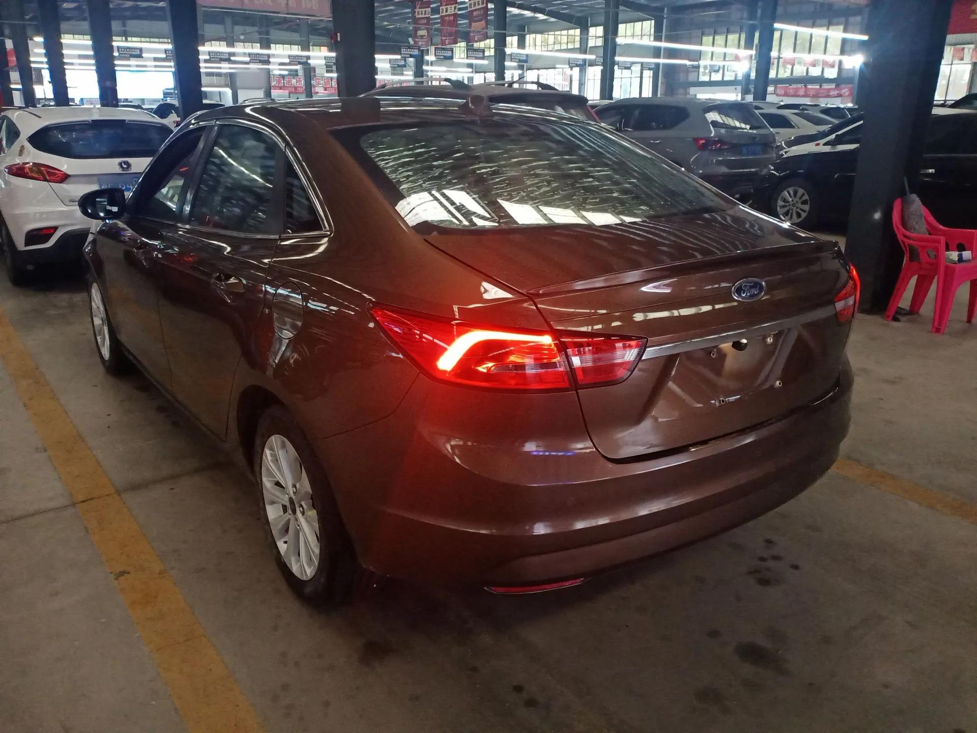 Ford Escort 2015 1.5L Automatic Fashion Model — миниатюра 4