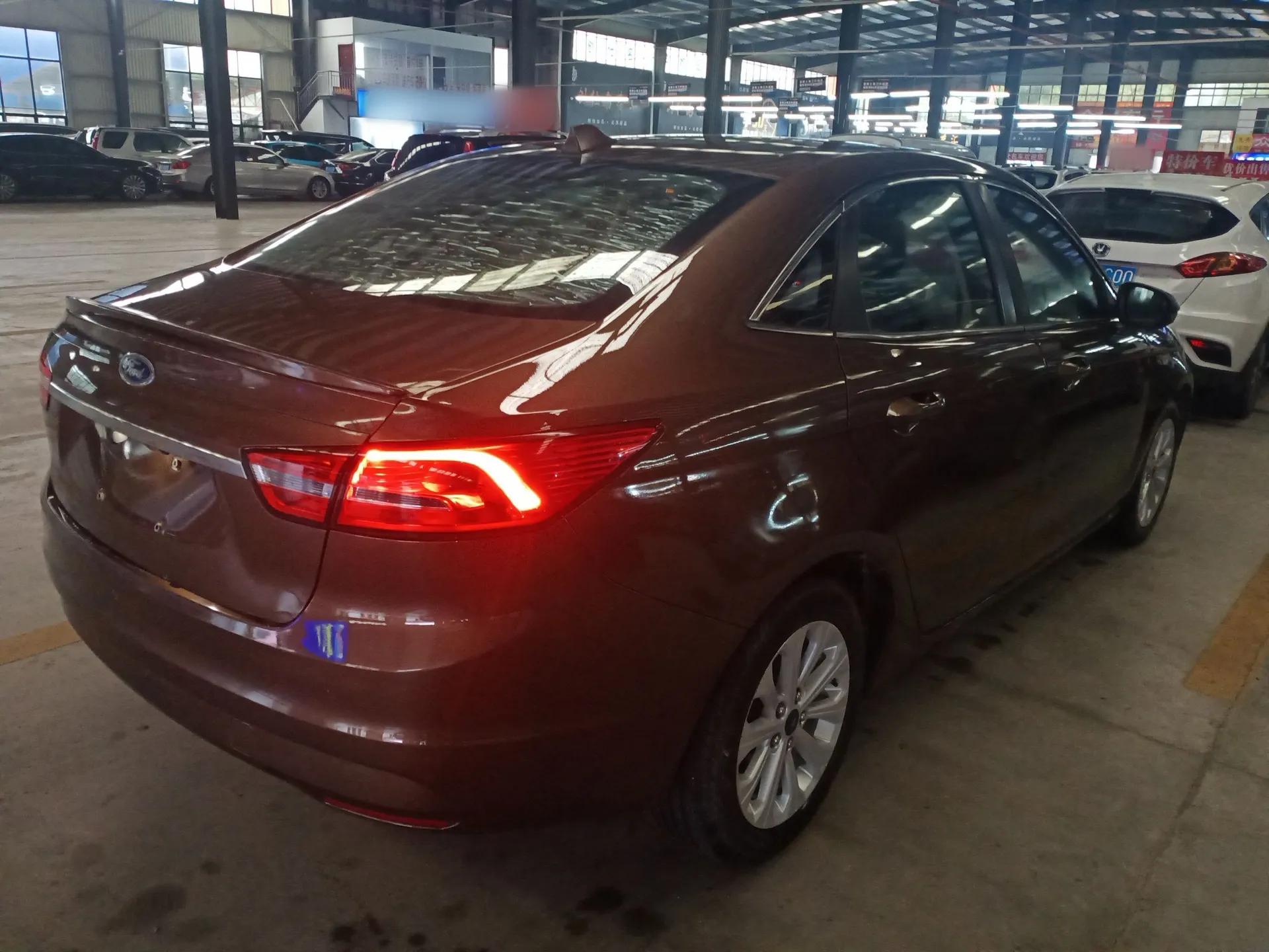 Ford Escort 2015 1.5L Automatic Fashion Model — миниатюра 6